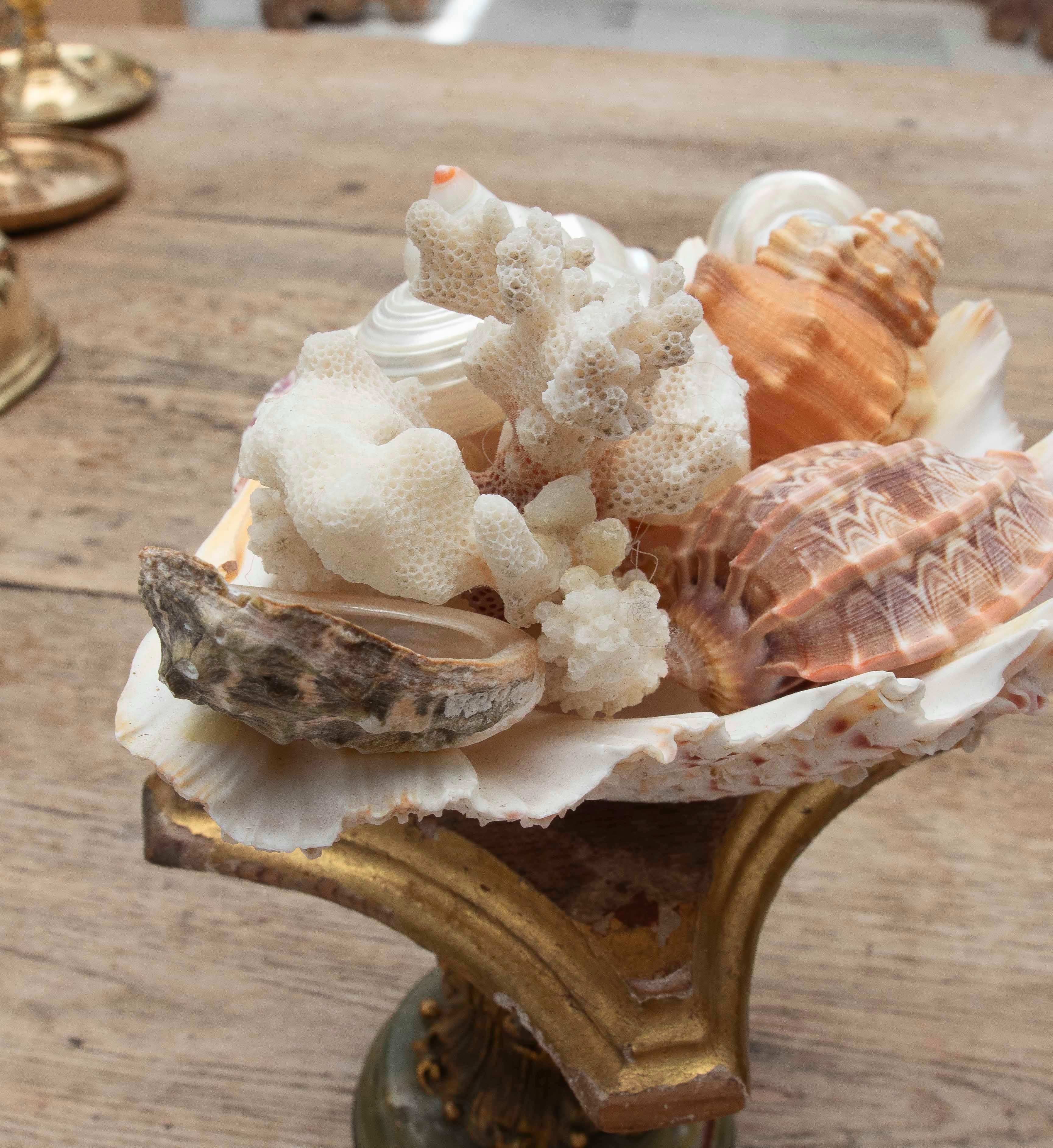 1990 Centre de table Marin avec coquillages naturels sur une base de style baroque en vente 4