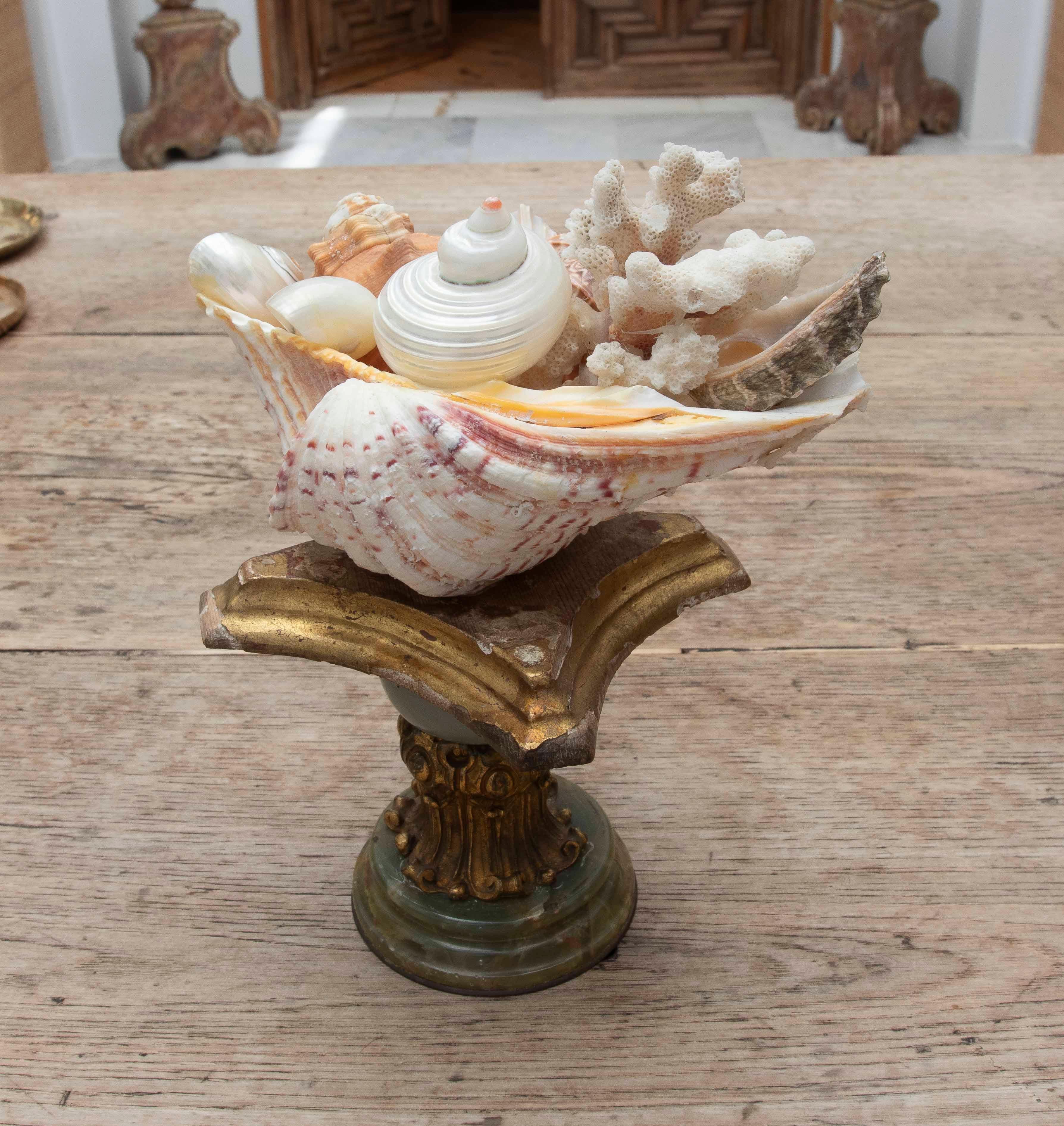Espagnol 1990 Centre de table Marin avec coquillages naturels sur une base de style baroque en vente