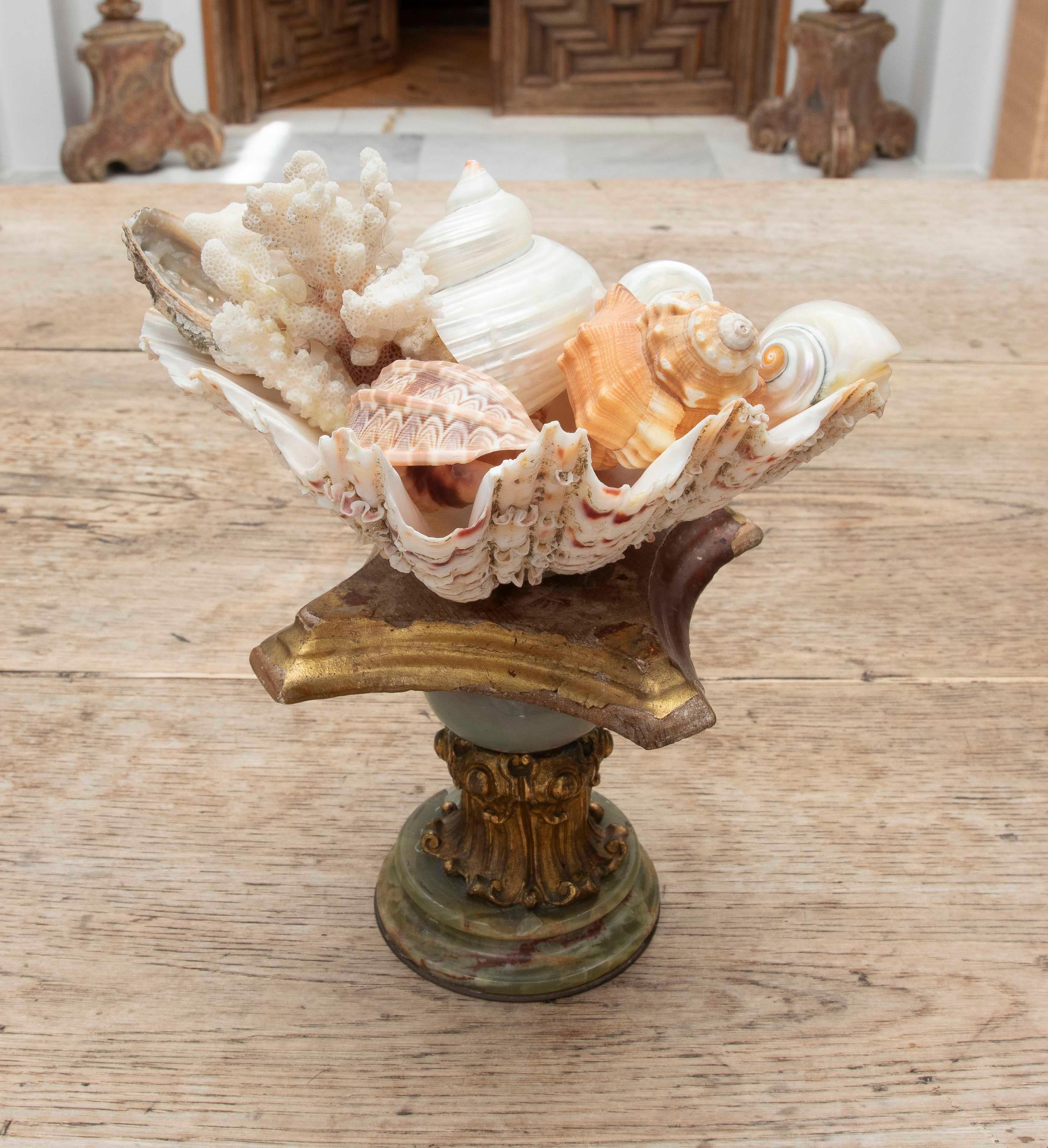 20ième siècle 1990 Centre de table Marin avec coquillages naturels sur une base de style baroque en vente