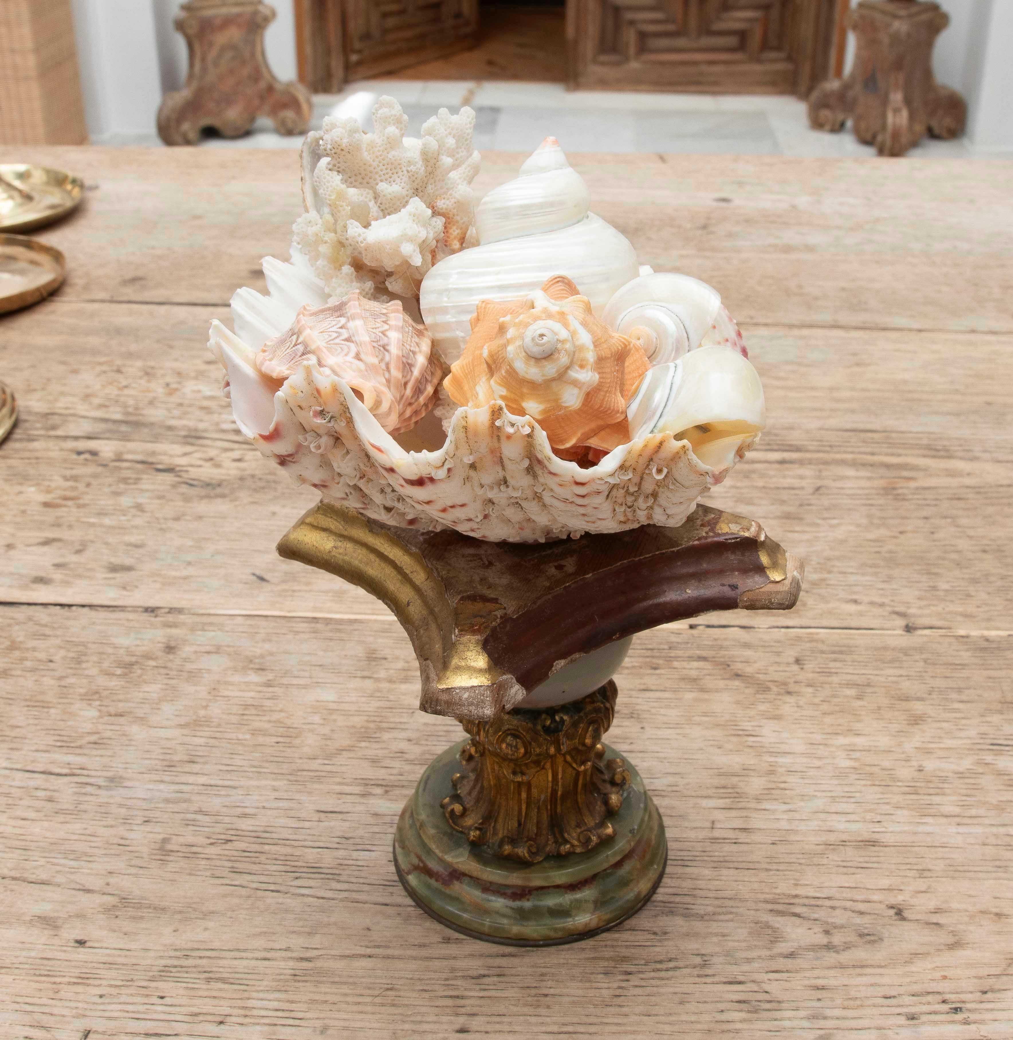 Coquillage 1990 Centre de table Marin avec coquillages naturels sur une base de style baroque en vente