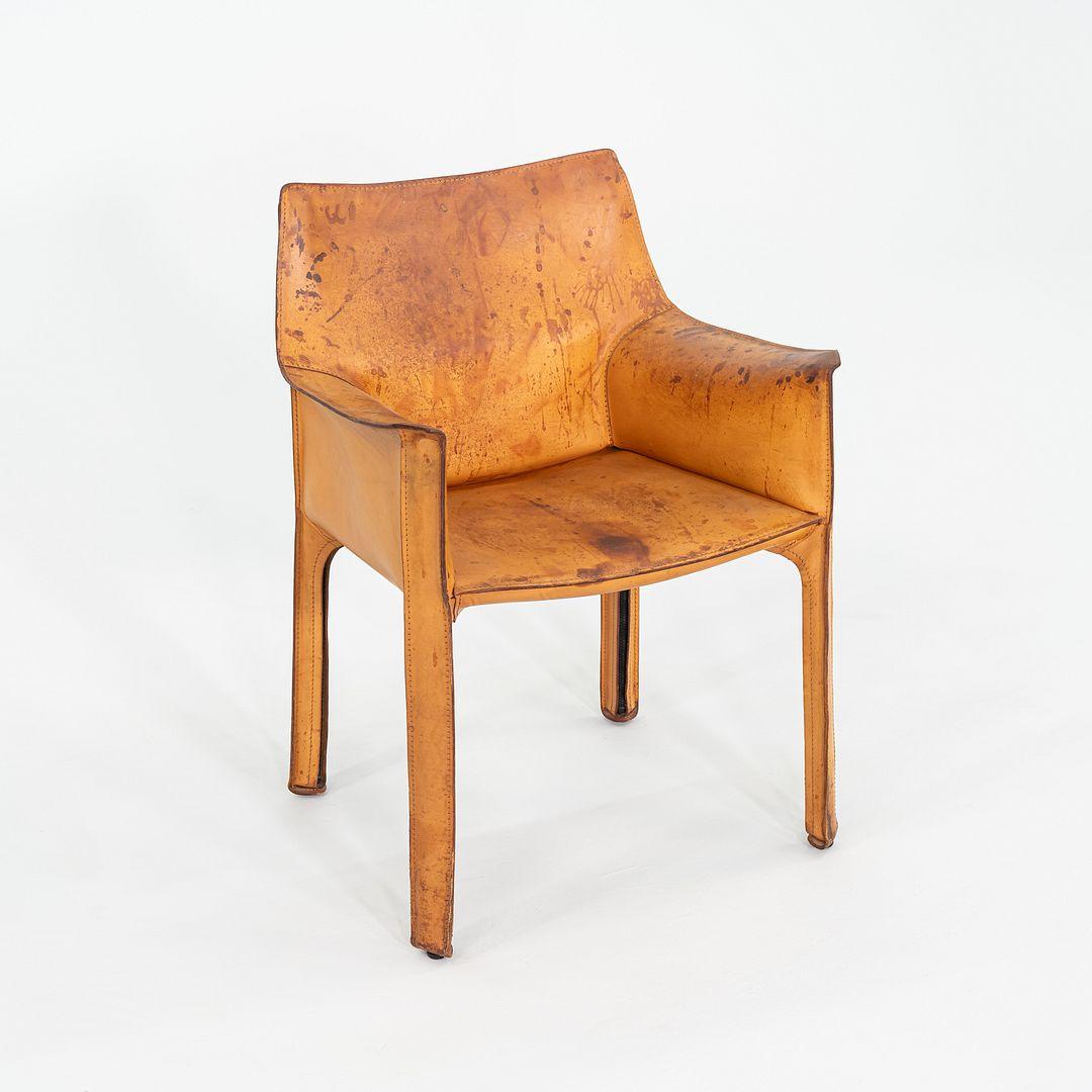 Questa è una poltrona Cab disegnata da Mario Bellini per Cassina nel 1977. Questo particolare esemplare è stato prodotto in Italia e risale agli anni Novanta. La sedia presenta una struttura in acciaio interamente rivestita in pelle color cognac.
 
