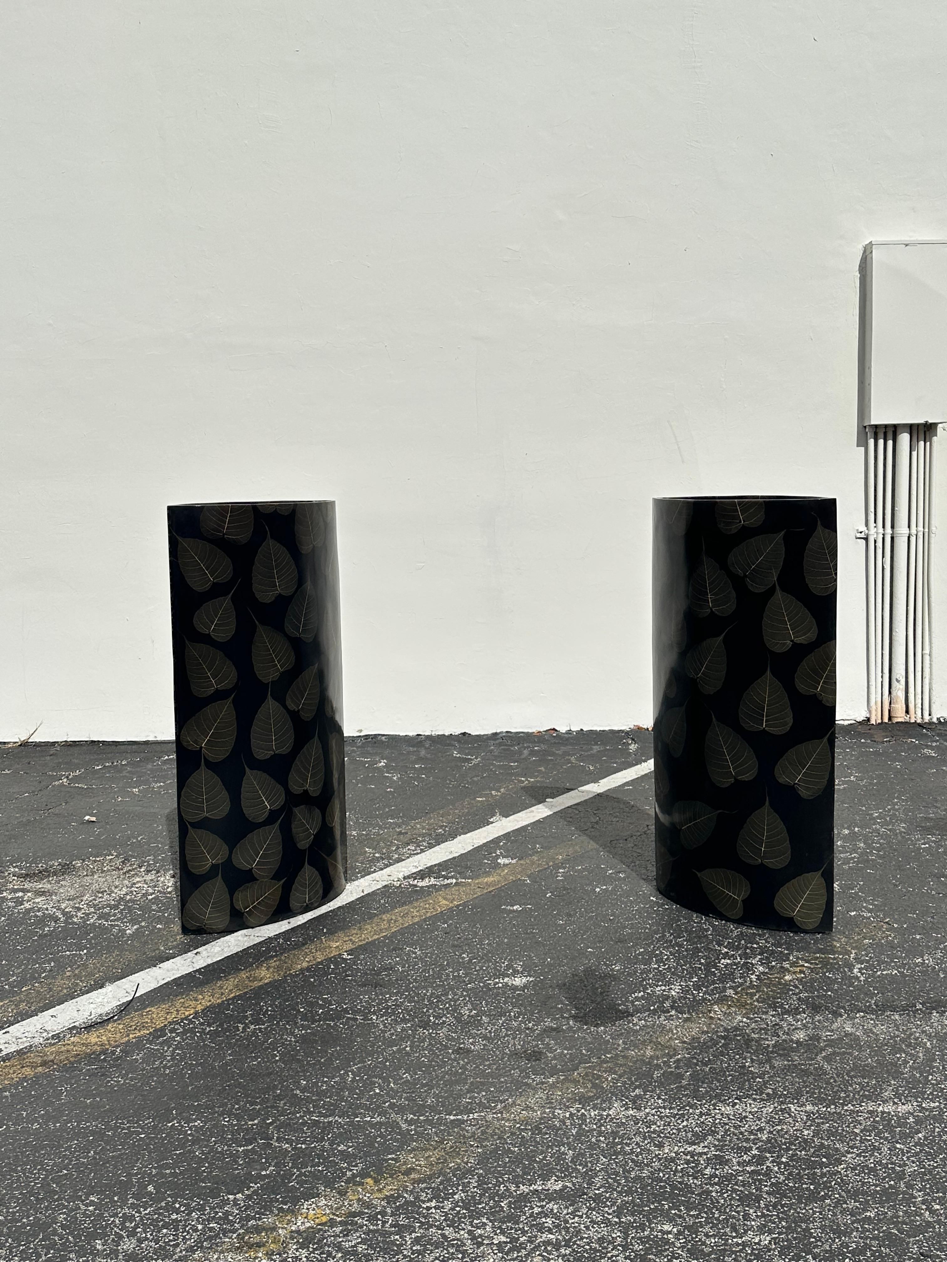 Laissez-vous séduire par l'élégance intemporelle de ces sculptures au sol exquises, datant des années 1980. Marquis Collectional of Beverly Hills extra large, design surdimensionné peint à la feuille en noir, or et vert, exécuté en fibre de verre.