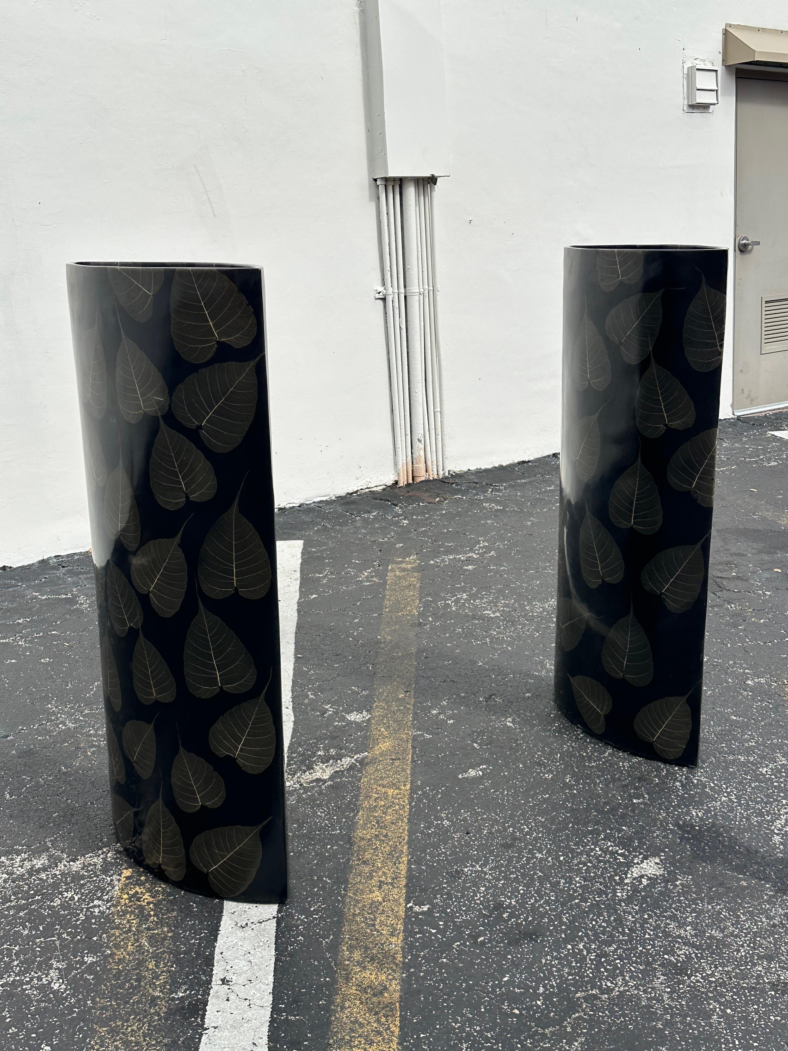 Fibre de verre 1990 Marquis Collection of Beverly Hills Floor Vase Planters, Set of 2 en vente