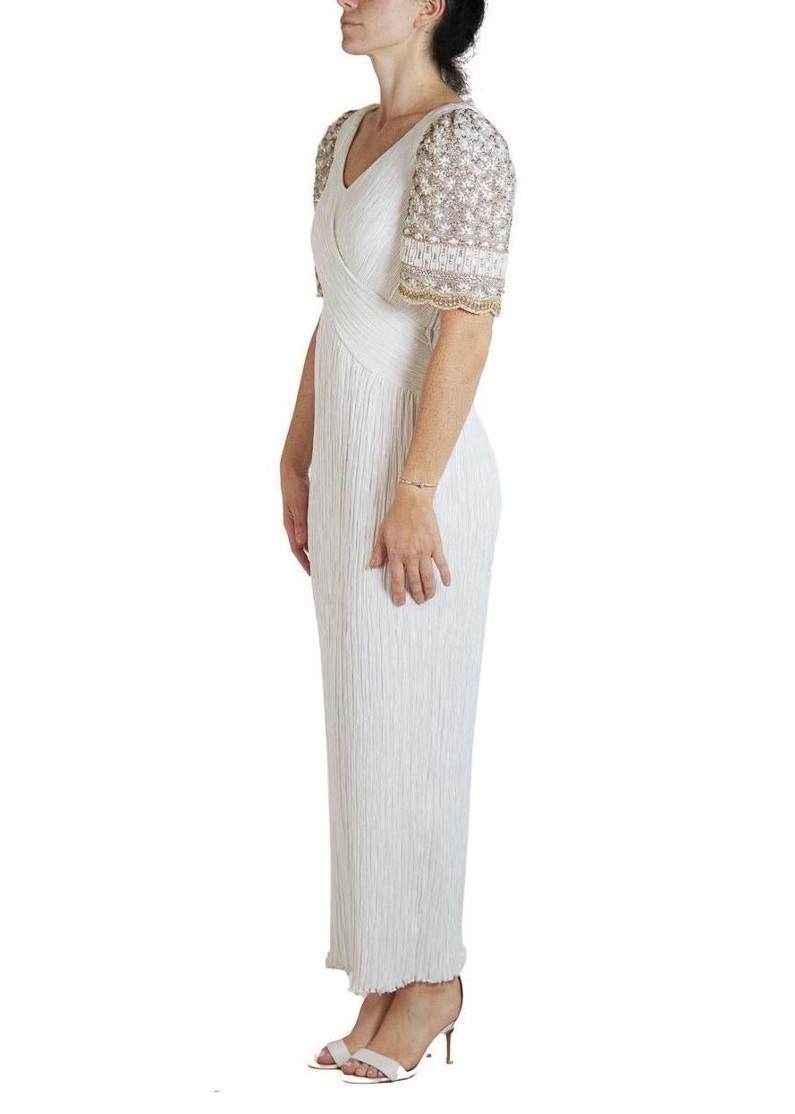 1990S MARY MCFADDEN Weißes & goldenes Polyester Plissee-Göttinnen-Kleid im Zustand „Hervorragend“ im Angebot in New York, NY