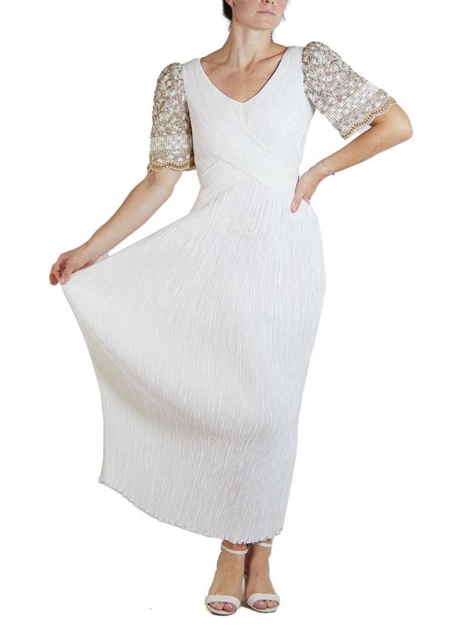 1990S MARY MCFADDEN Weißes & goldenes Polyester Plissee-Göttinnen-Kleid im Angebot 1