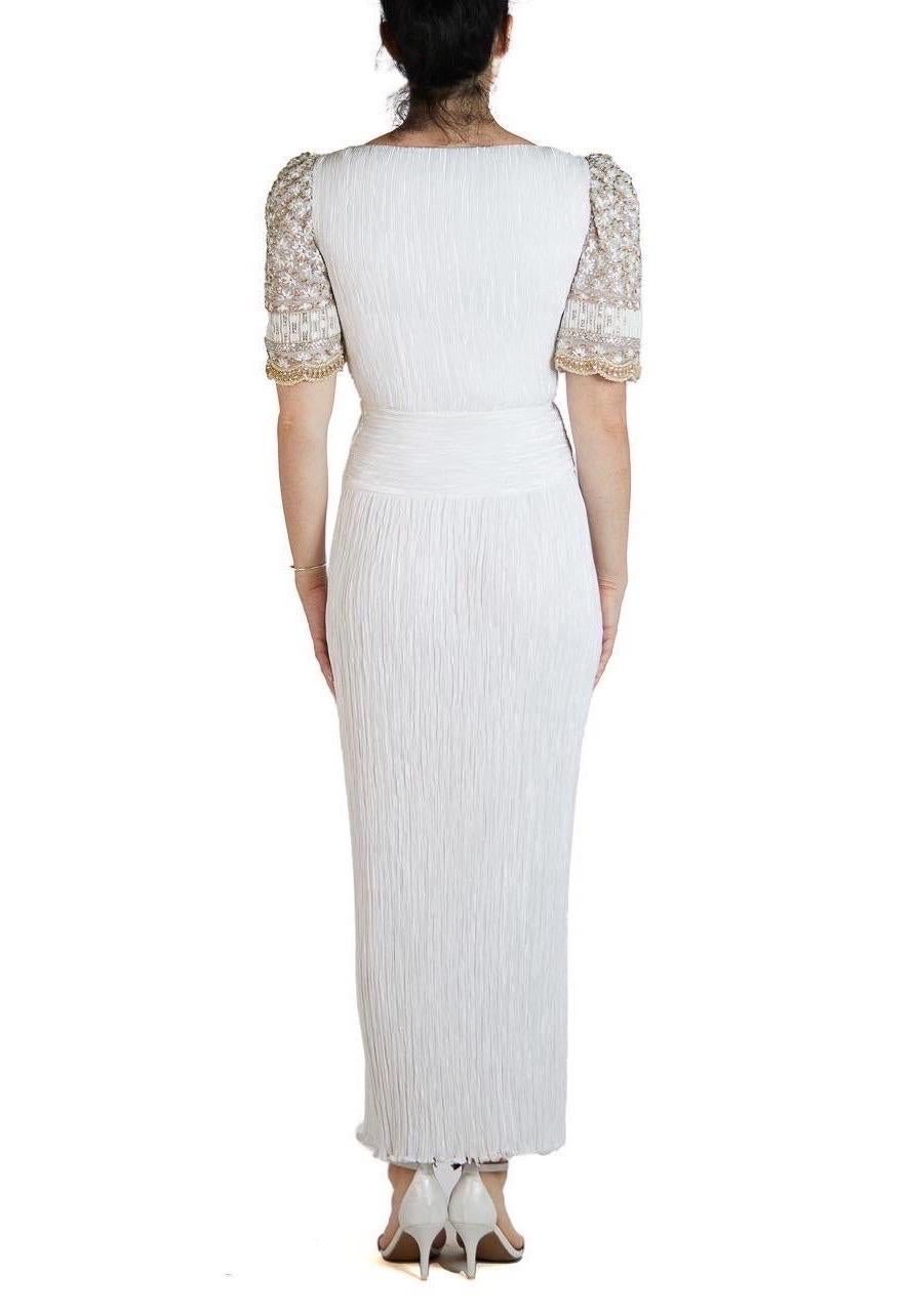 1990S MARY MCFADDEN Weißes & goldenes Polyester Plissee-Göttinnen-Kleid im Angebot 3