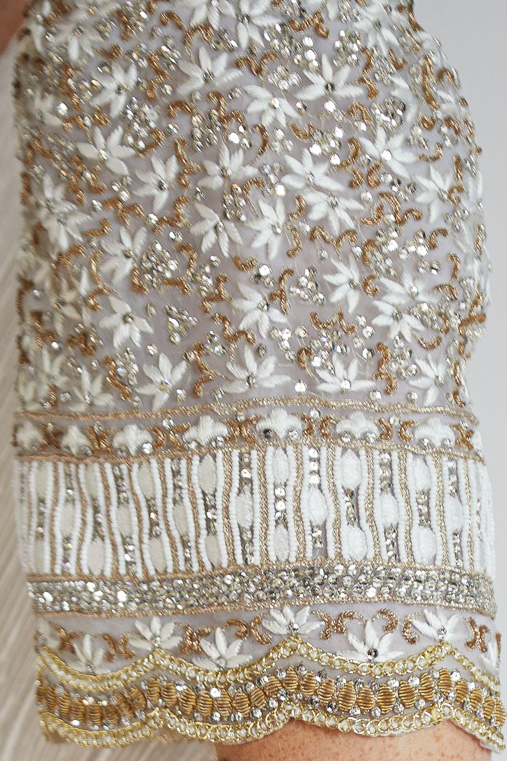 1990S MARY MCFADDEN Weißes & goldenes Polyester Plissee-Göttinnen-Kleid im Angebot 4