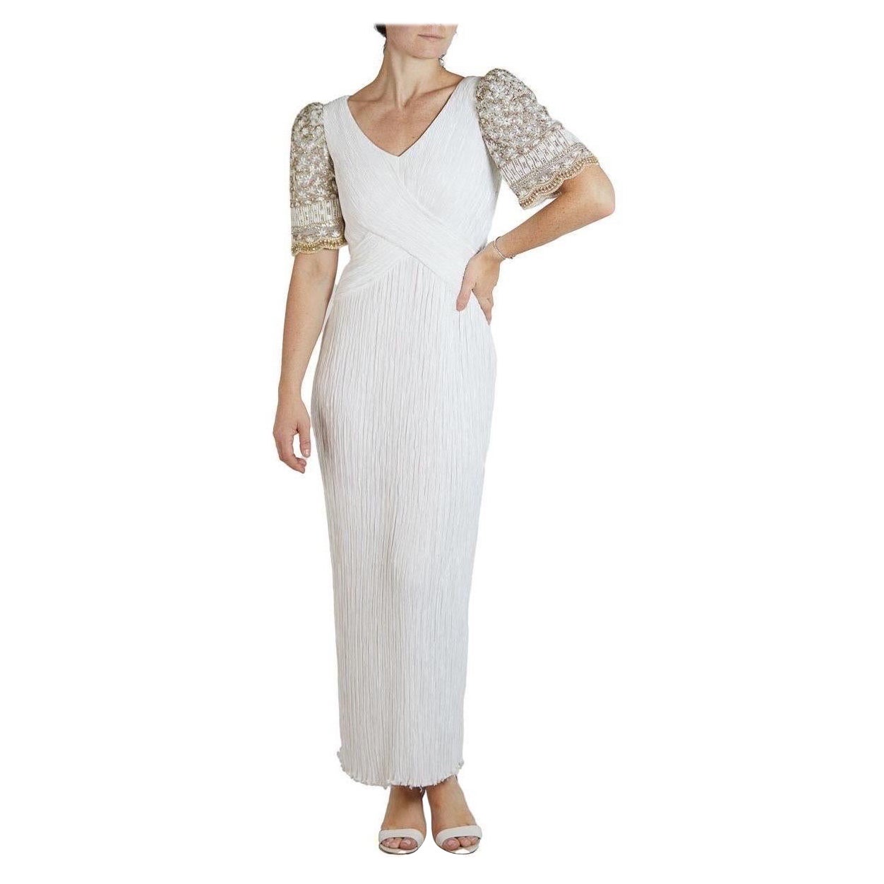 1990S Robe de déesse plissée en polyester blanc et or de Mary McFadden