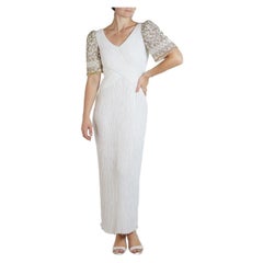 1990S Robe de déesse plissée en polyester blanc et or de Mary McFadden