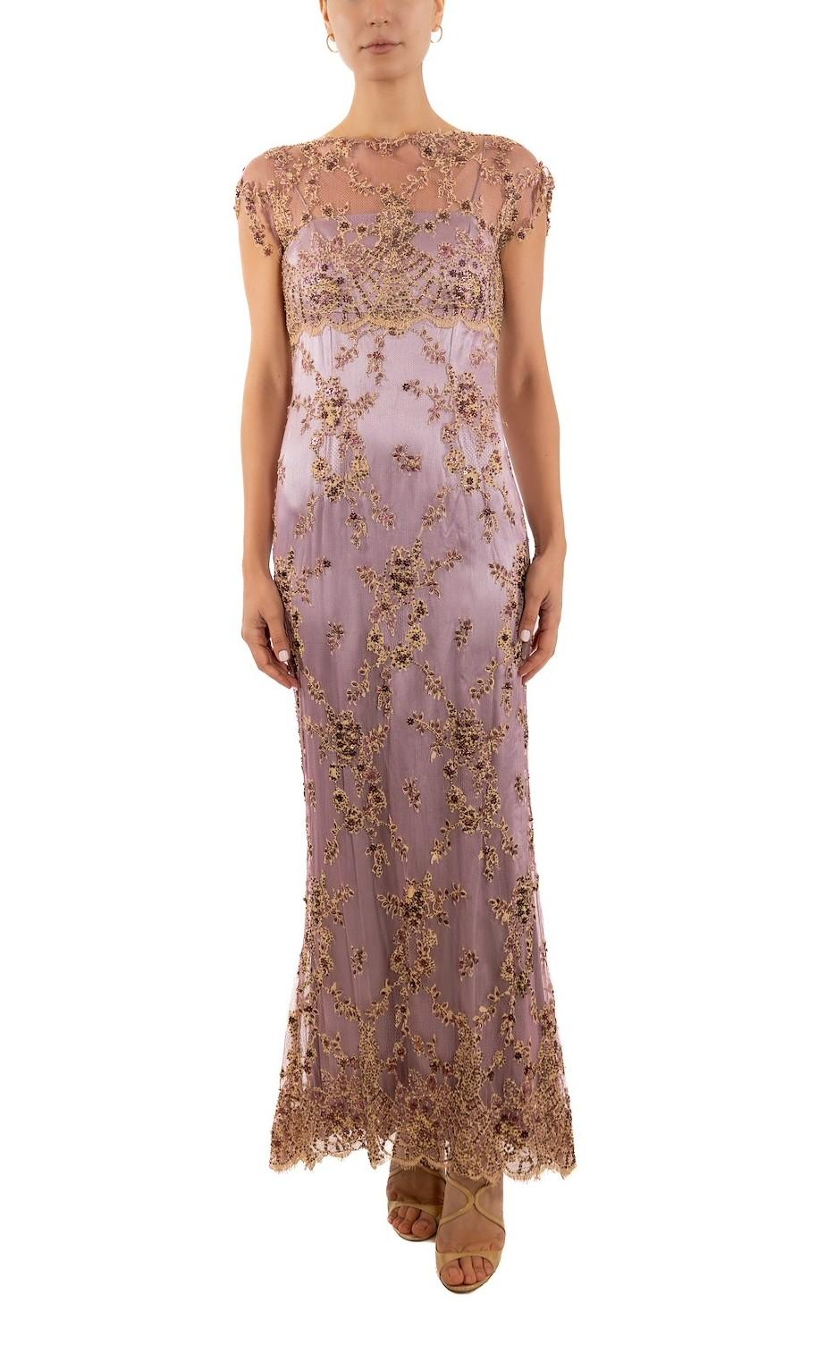 Beige 1990S Robe en dentelle de soie mauve et beige entièrement perlée de fleurs délicates en vente