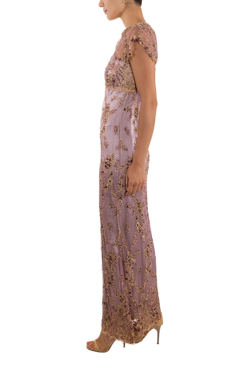 1990S Robe en dentelle de soie mauve et beige entièrement perlée de fleurs délicates Bon état - En vente à New York, NY