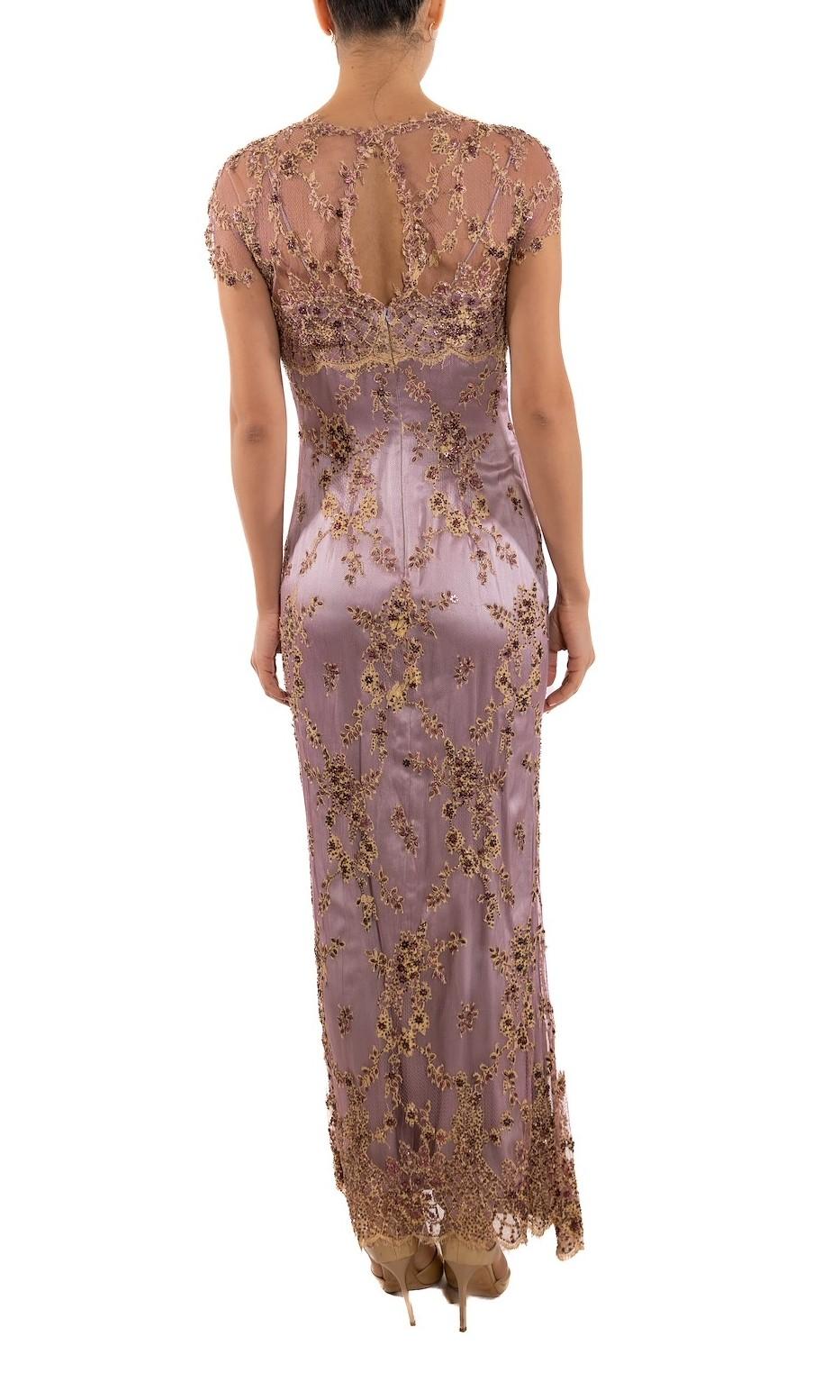 1990S Robe en dentelle de soie mauve et beige entièrement perlée de fleurs délicates Pour femmes en vente