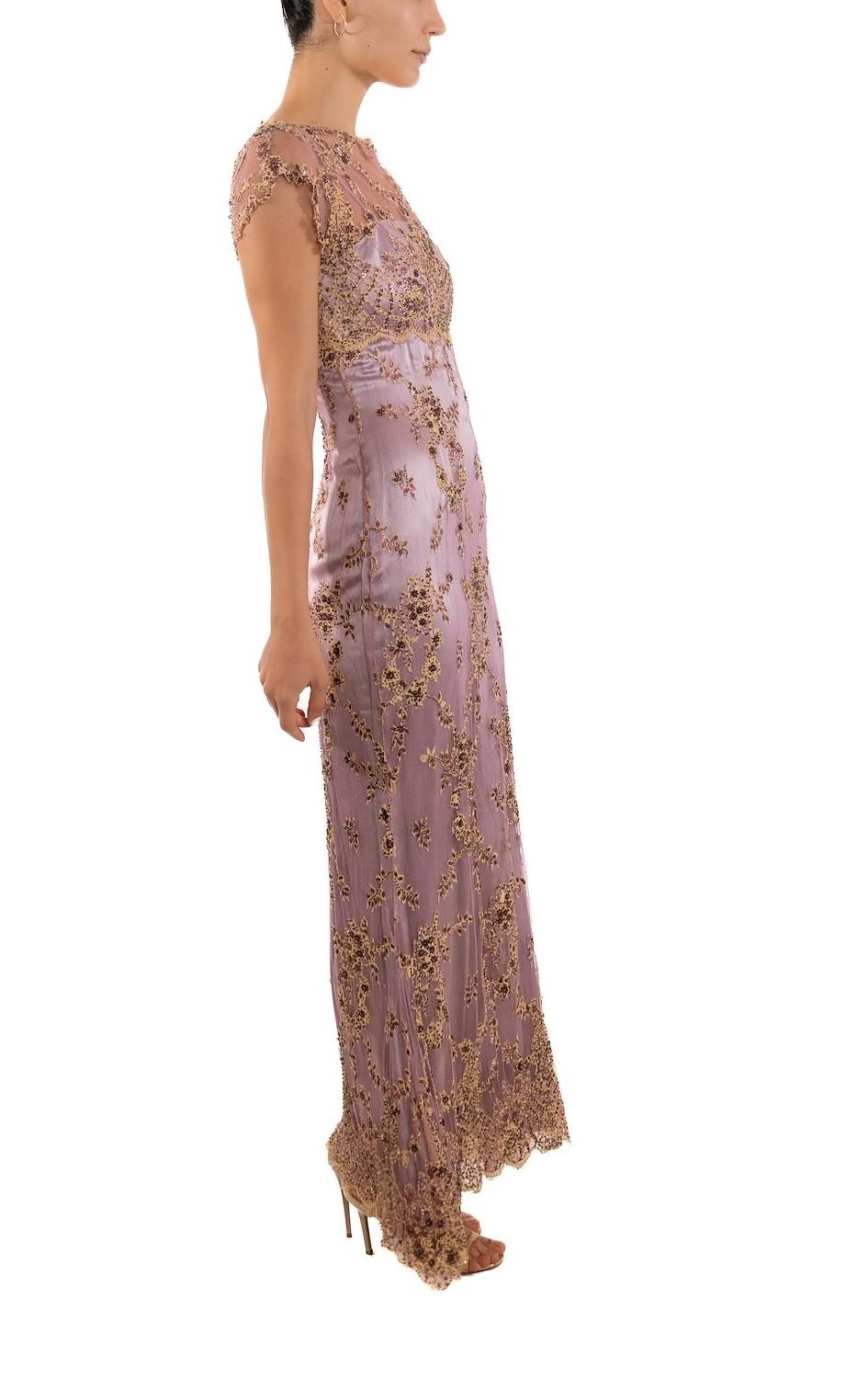 1990S Robe en dentelle de soie mauve et beige entièrement perlée de fleurs délicates en vente 1