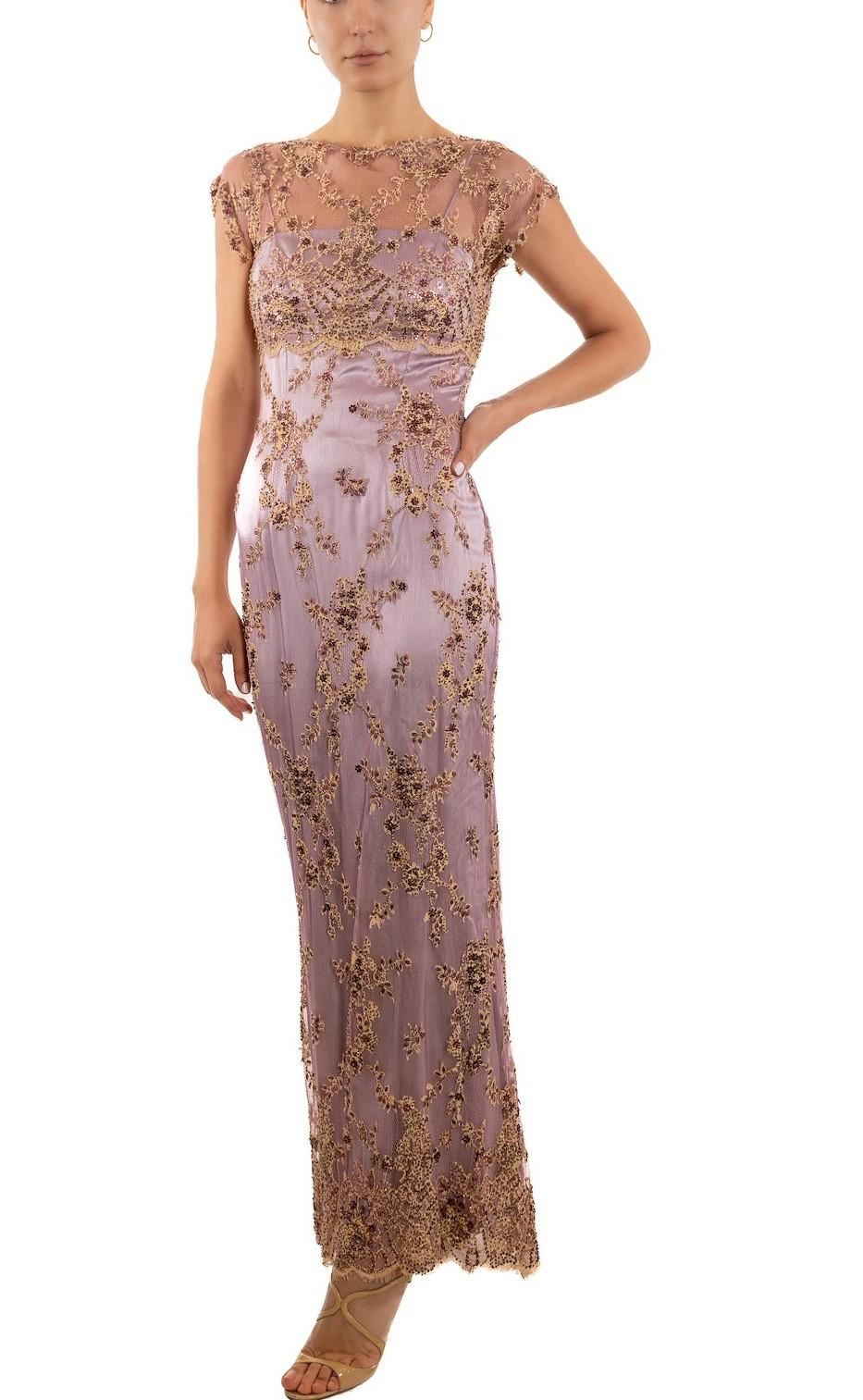 1990S Robe en dentelle de soie mauve et beige entièrement perlée de fleurs délicates en vente 2