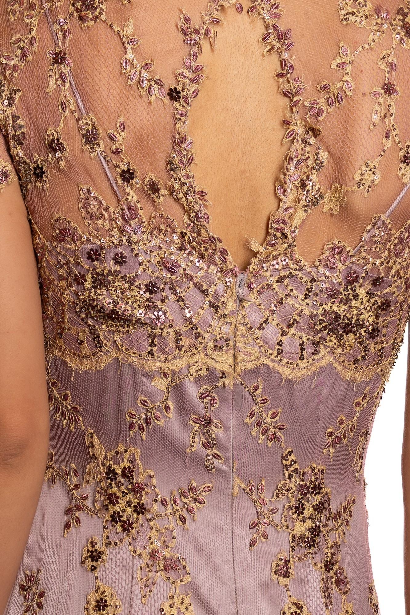 1990S Robe en dentelle de soie mauve et beige entièrement perlée de fleurs délicates en vente 4