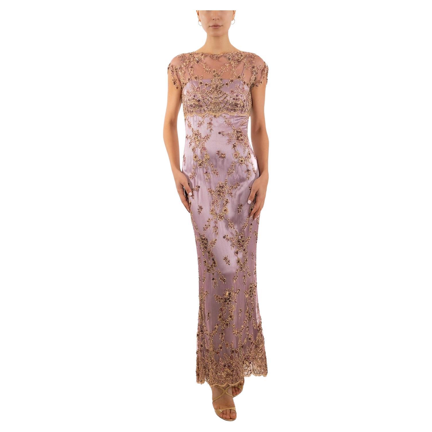 1990S Robe en dentelle de soie mauve et beige entièrement perlée de fleurs délicates en vente