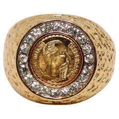 Bague cocktail gravée « Maximillano Emperador » en cristal plaqué or 14 carats avec pièce de monnaie des années 1990