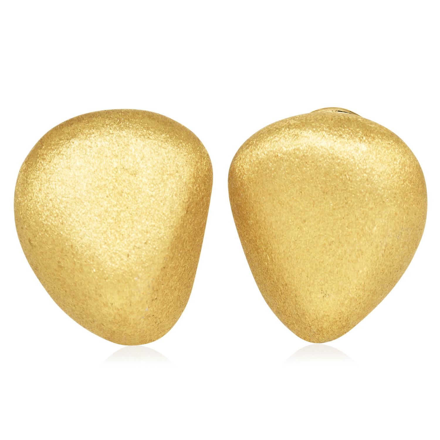 Classici e senza tempo, questi eleganti orecchini a clip del rinomato designer americano Maz sono la dichiarazione perfetta del lusso quotidiano.

Sapientemente realizzati in oro giallo massiccio 18 carati, gli orecchini presentano una
