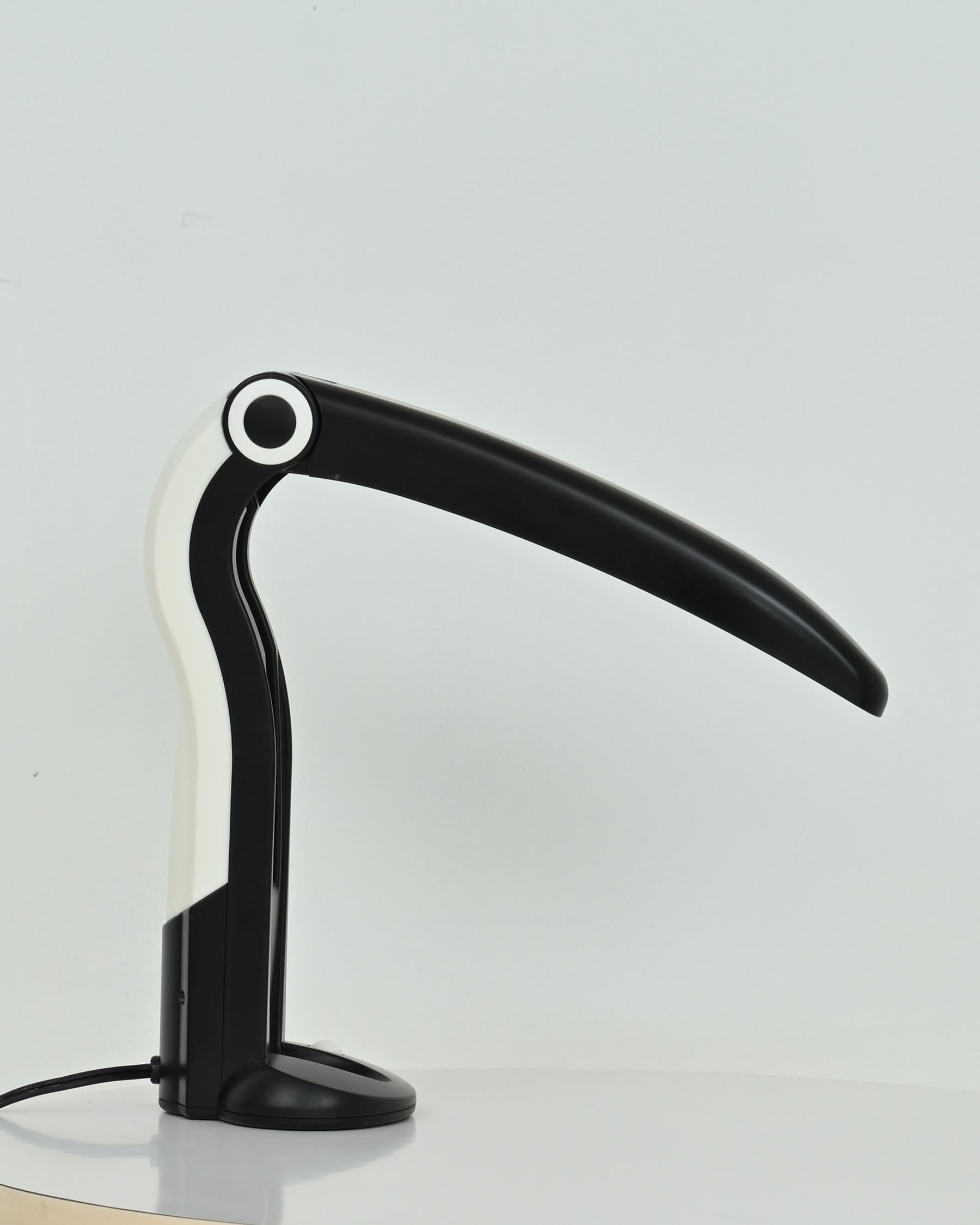 Adorable, beautiful table lamp designed by H.T. Huang for Huangslite in the 1990s. Very good vintage condition and well. The bird’s beak is adjustable. Includes fluorescent bulb. Made in Taiwan.
Recently seen throughout the Taiwan-based television