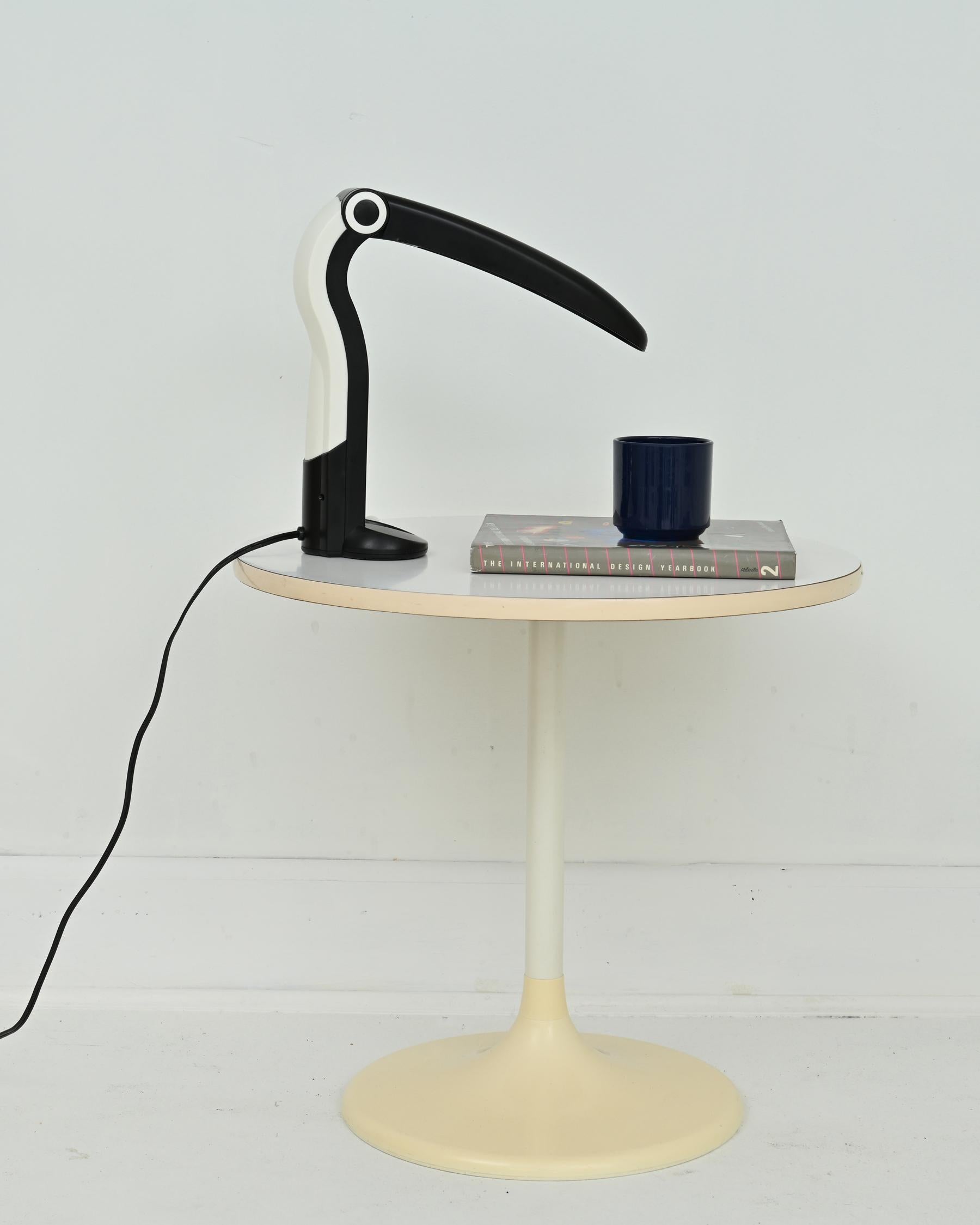 1990s Memphis Design Black Toucan Table Lamp by H.T. Huang for Huangslite In Good Condition In San Gabriel, CA