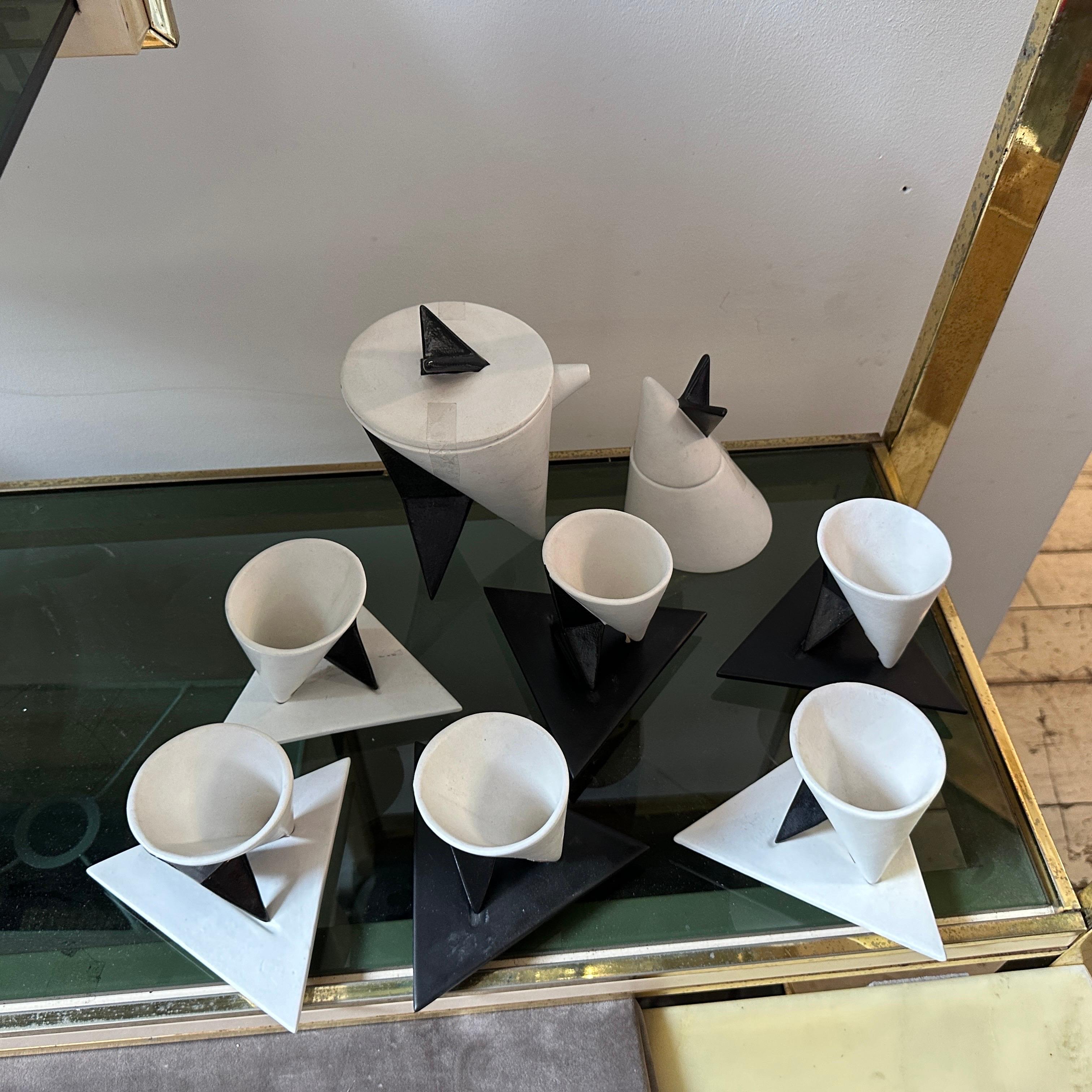 Questo set da caffè in ceramica italiana in stile Memphis Milano è caratterizzato da un design audace e geometrico e da un'estetica all'avanguardia. Il set da caffè presenta tazze coniche e basi triangolari, entrambi segni distintivi del linguaggio