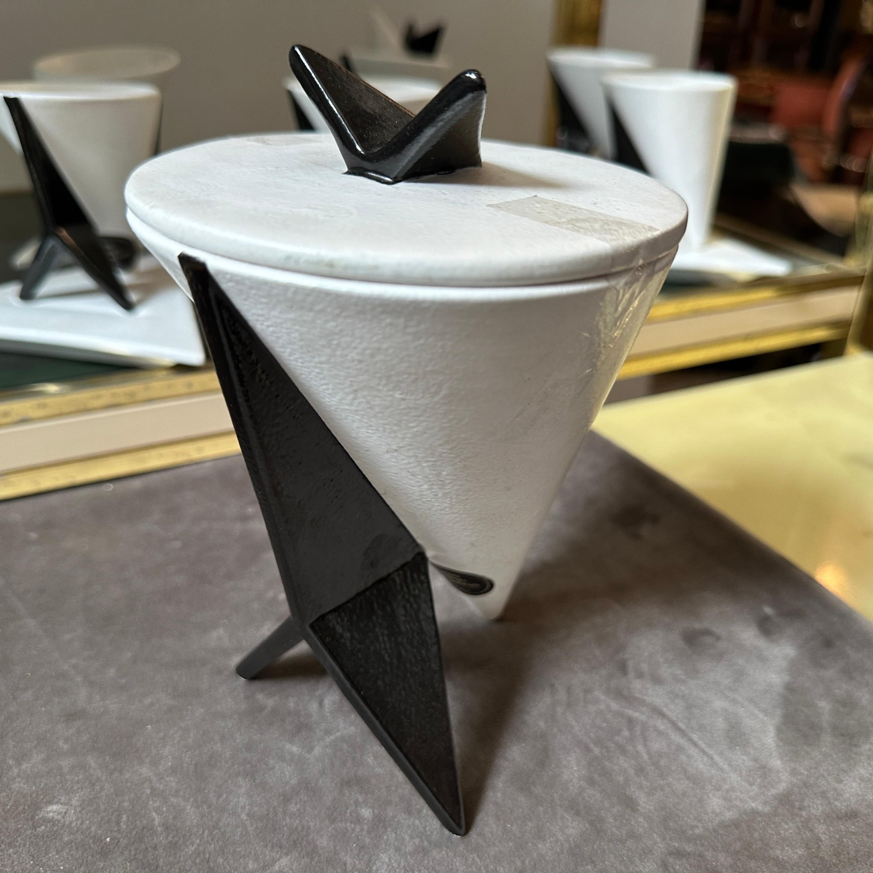 Set da caffè in bianco e nero Memphis Milano degli anni '90 di Taruschio in vendita 1
