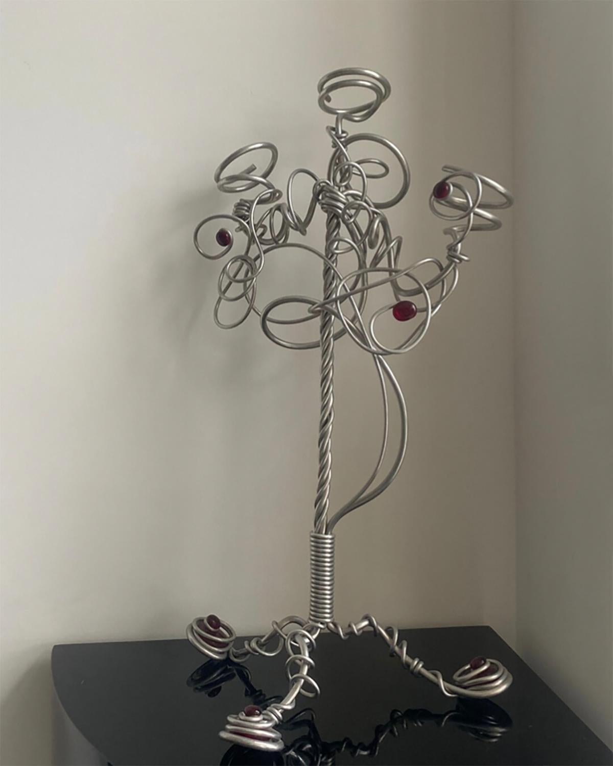 Americano Candelabro scultura in metallo degli anni '90 con gemme in finto rubino in vendita