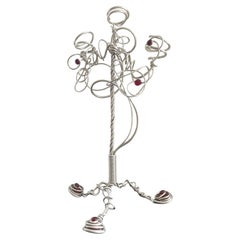 1990 Sculpture en métal Candélabre avec faux rubis Pieces de style