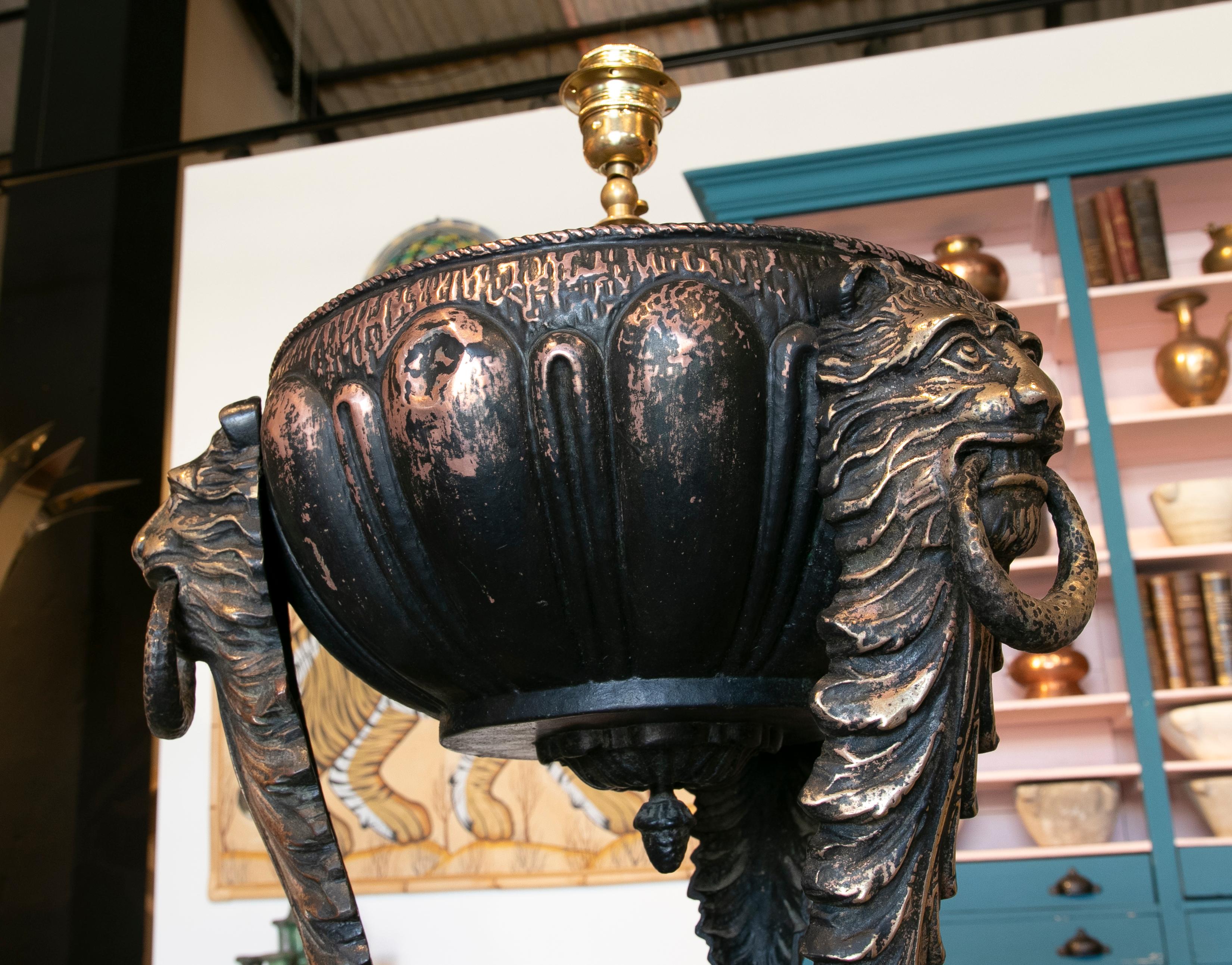 Lampe de table en métal des années 1990 décorée de lions en vente 7