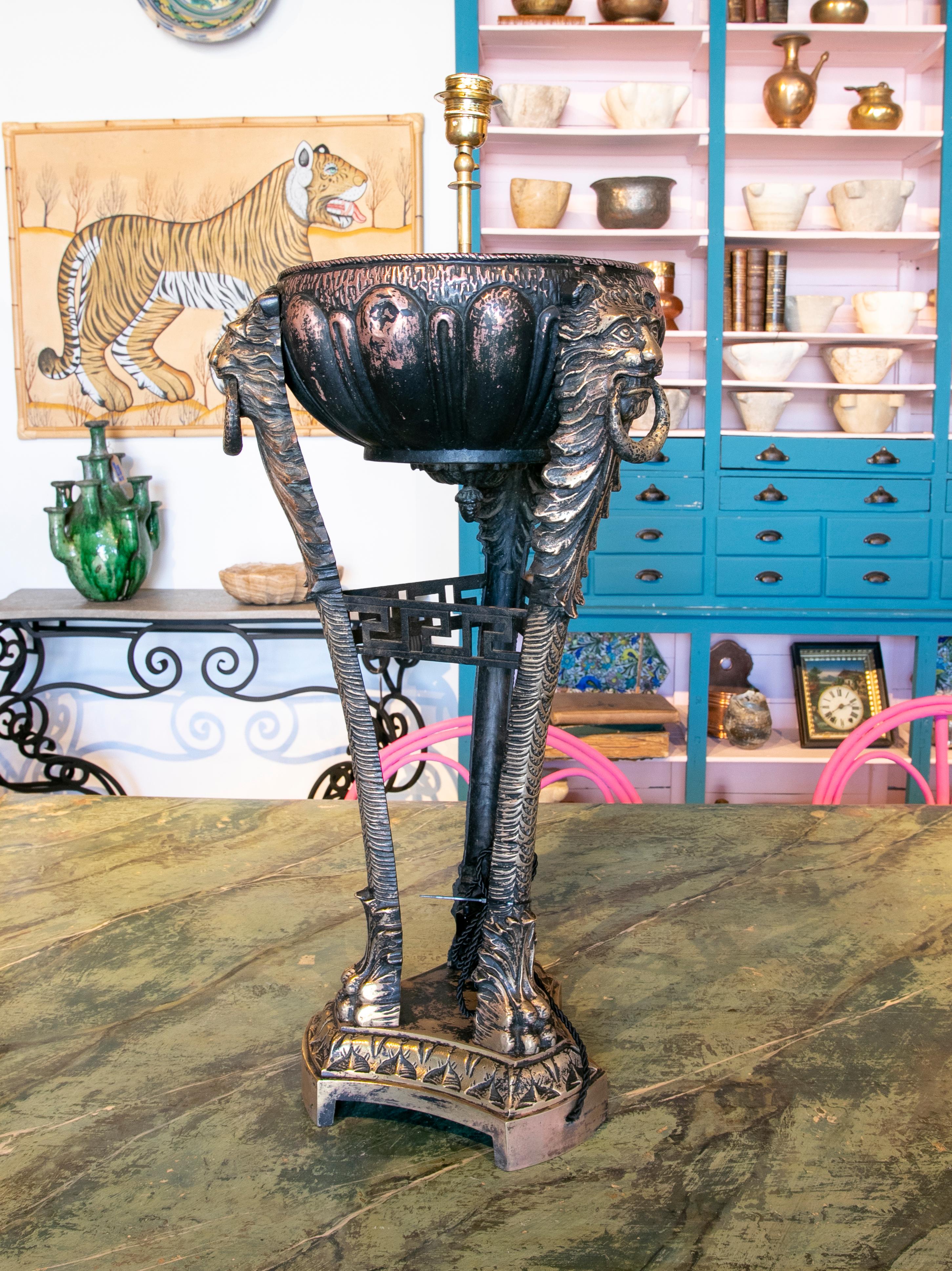 Spanish 1990s Metal Table Lamp Decorated with Lions For Sale