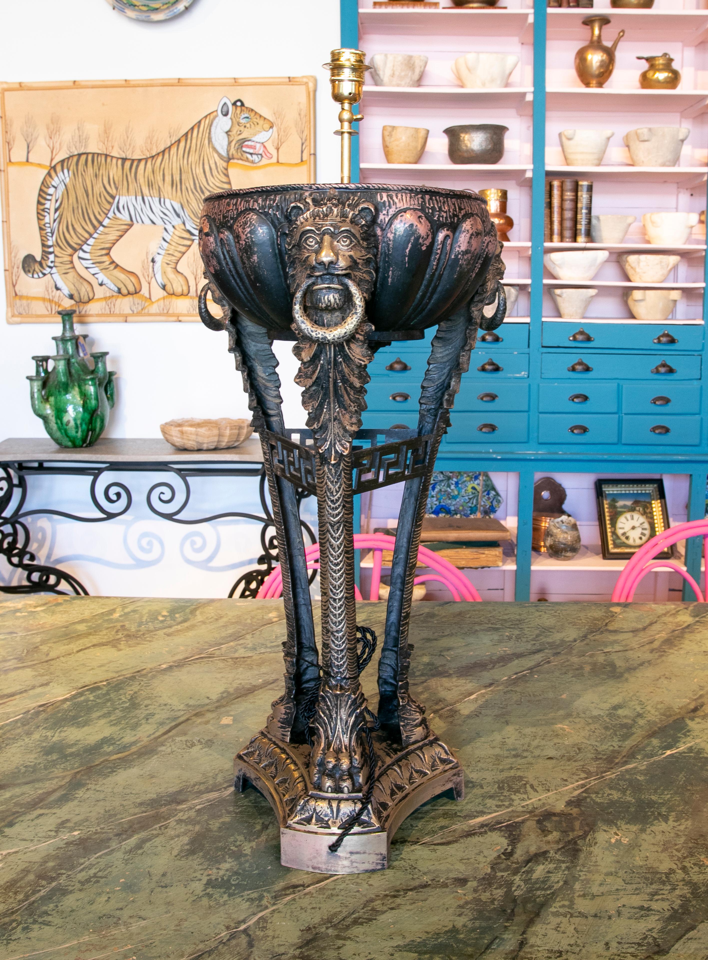 1990s Metal Table Lamp Decorated with Lions In Good Condition For Sale In Marbella, ES