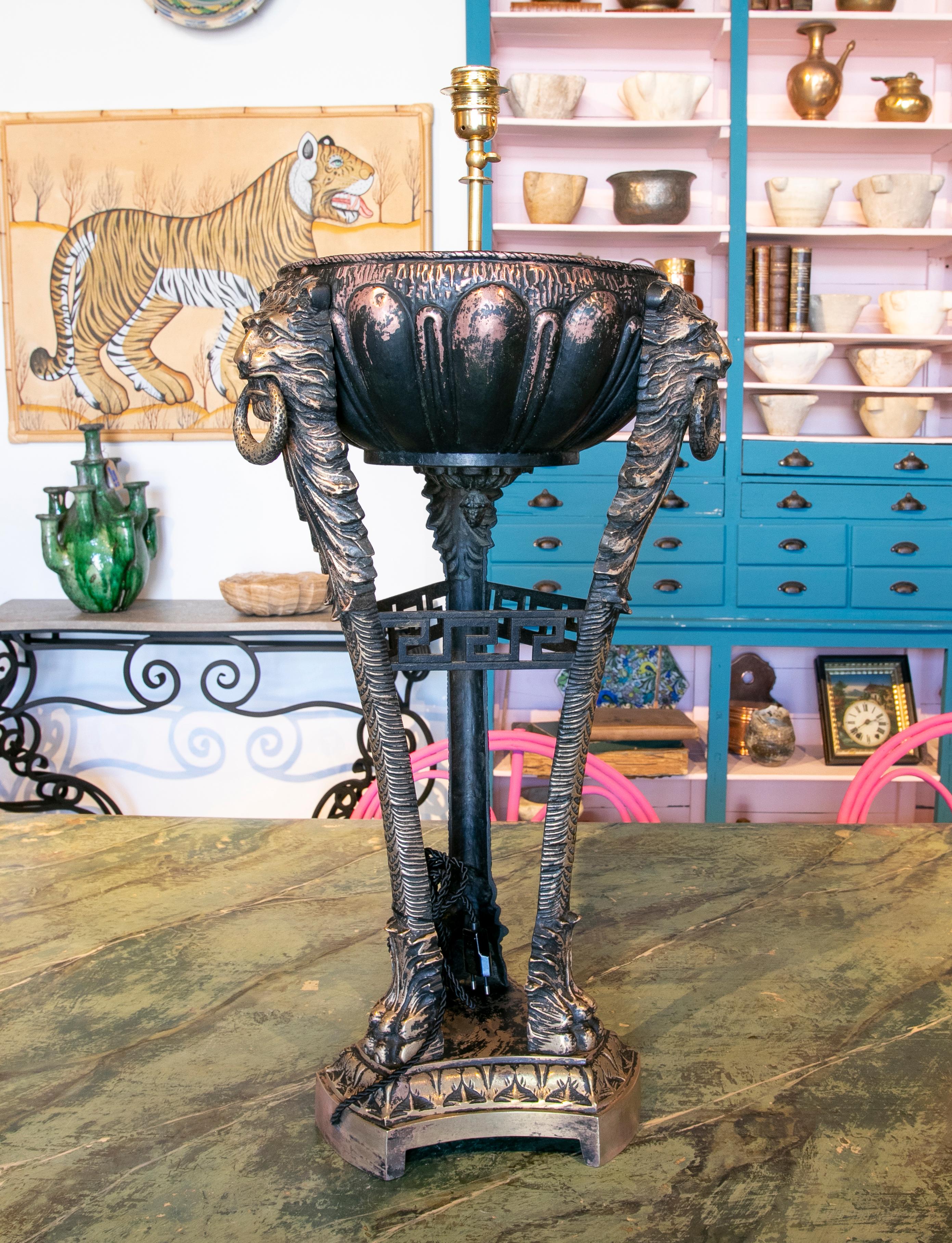 20ième siècle Lampe de table en métal des années 1990 décorée de lions en vente