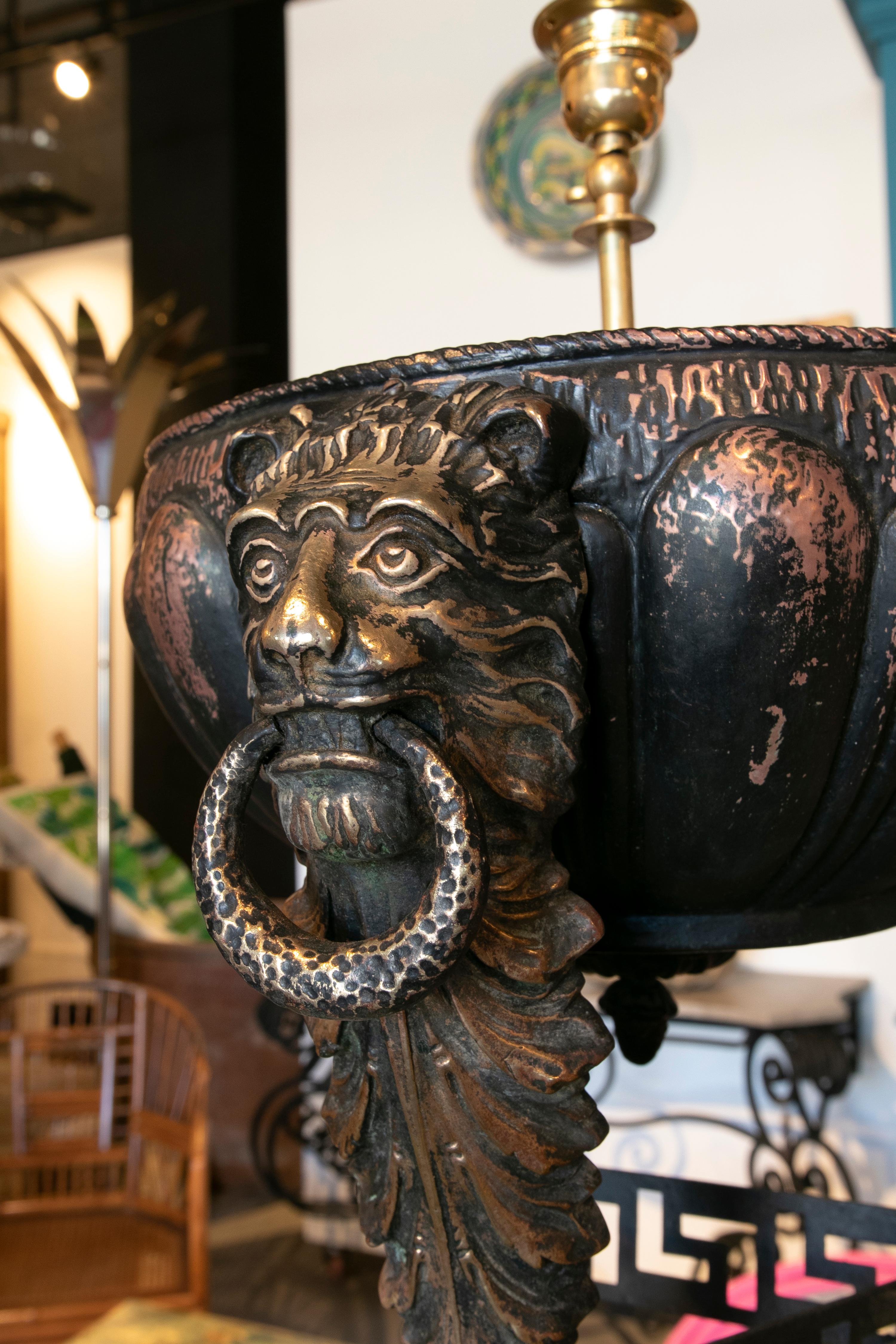 1990er Jahre Metall-Tischlampe mit Löwen verziert im Angebot 2