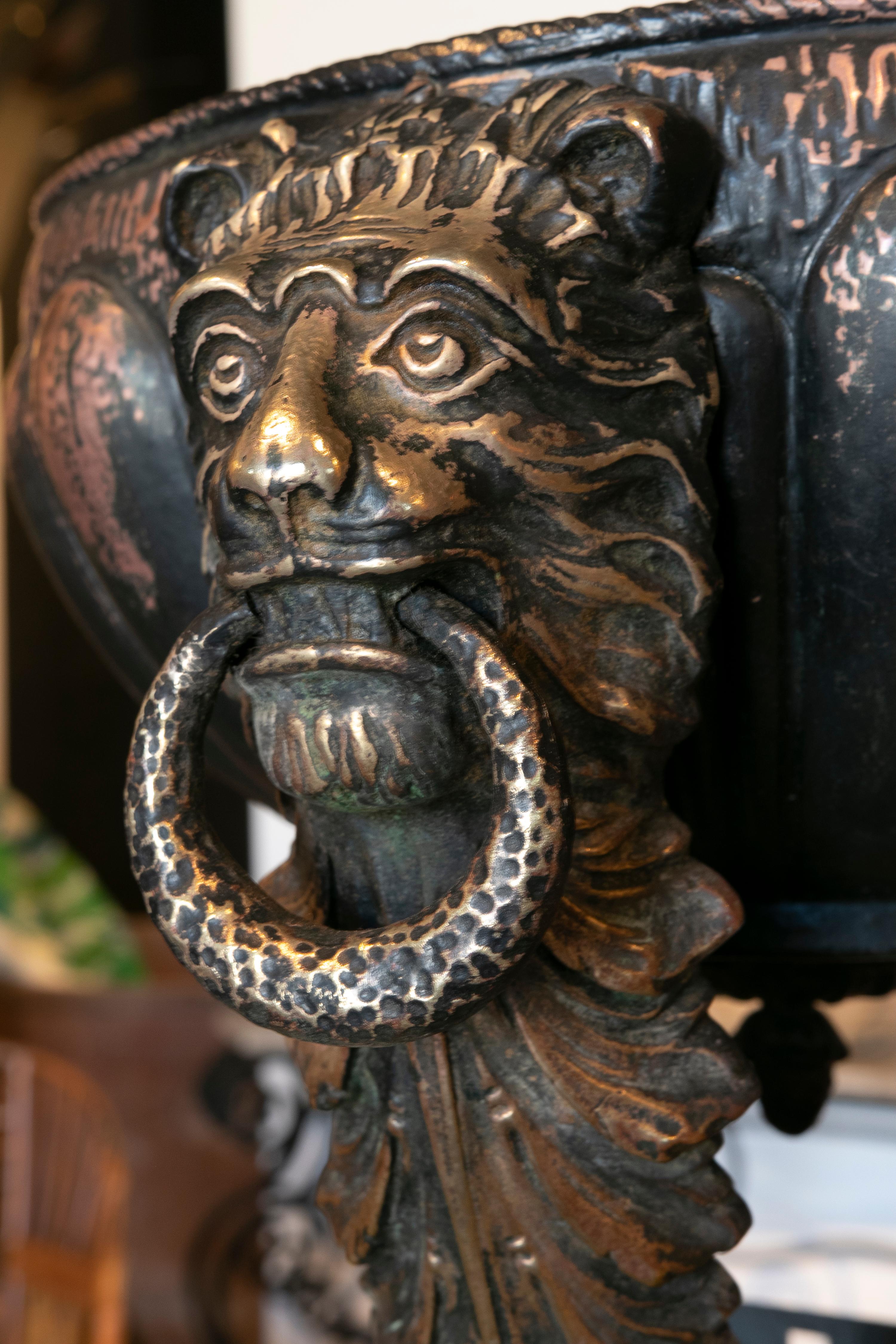 Lampe de table en métal des années 1990 décorée de lions en vente 3