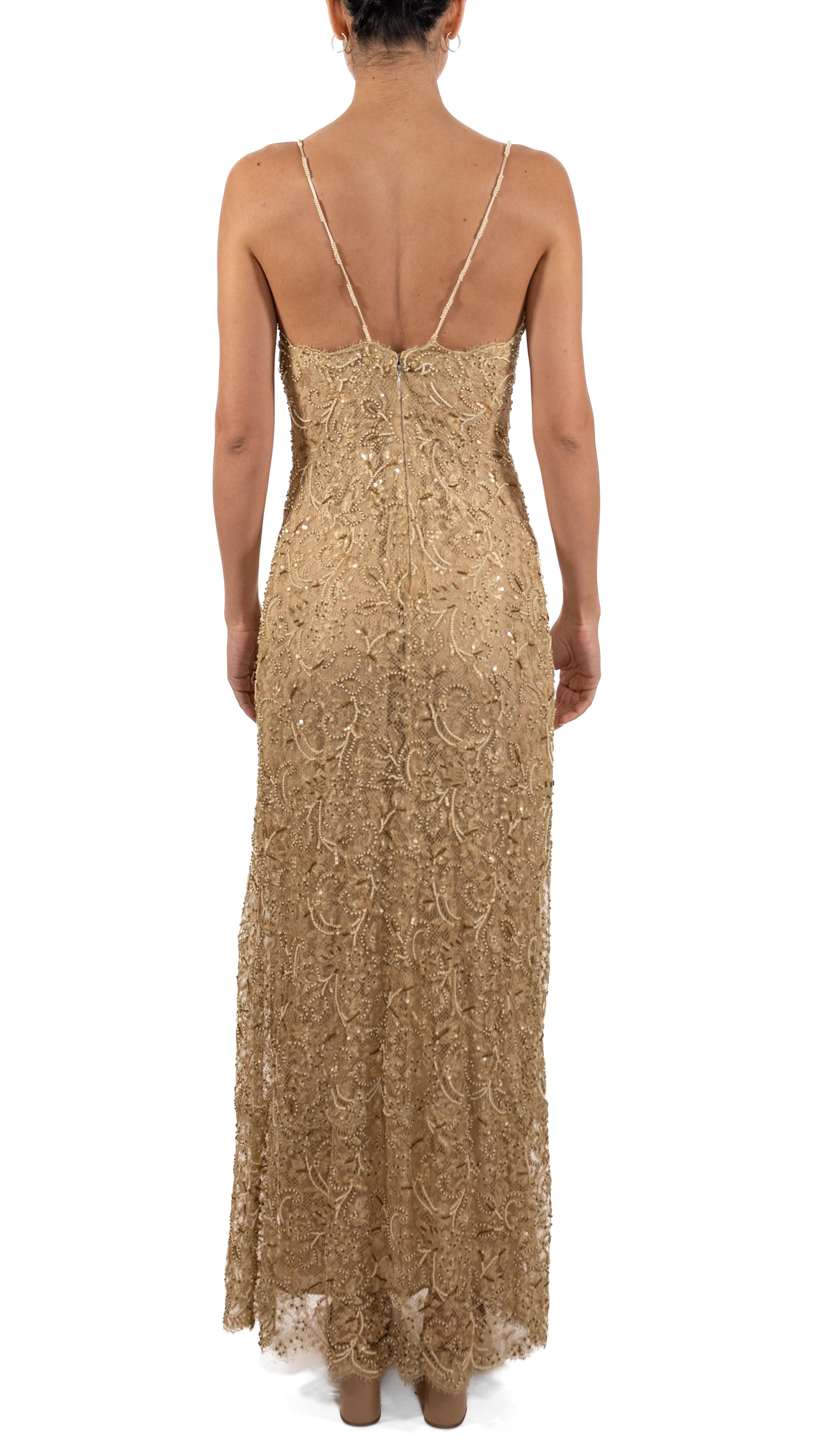 Marron 1990S - Robe à colonnes entièrement perlée en soie or métallisé et dentelle Lurex en vente