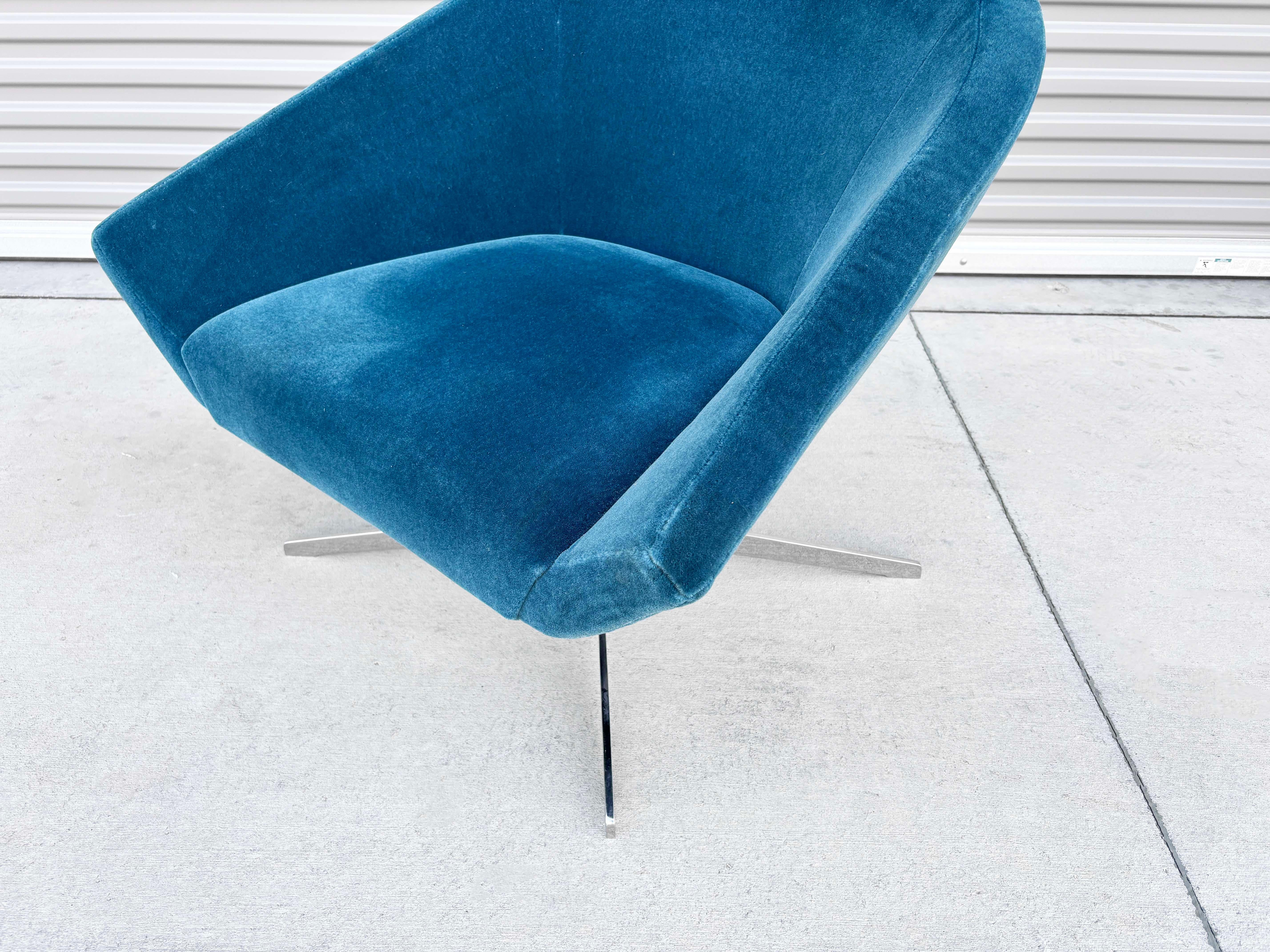 1990s Mid Century Chrome Swivel Chair by Bernhardt en vente 3