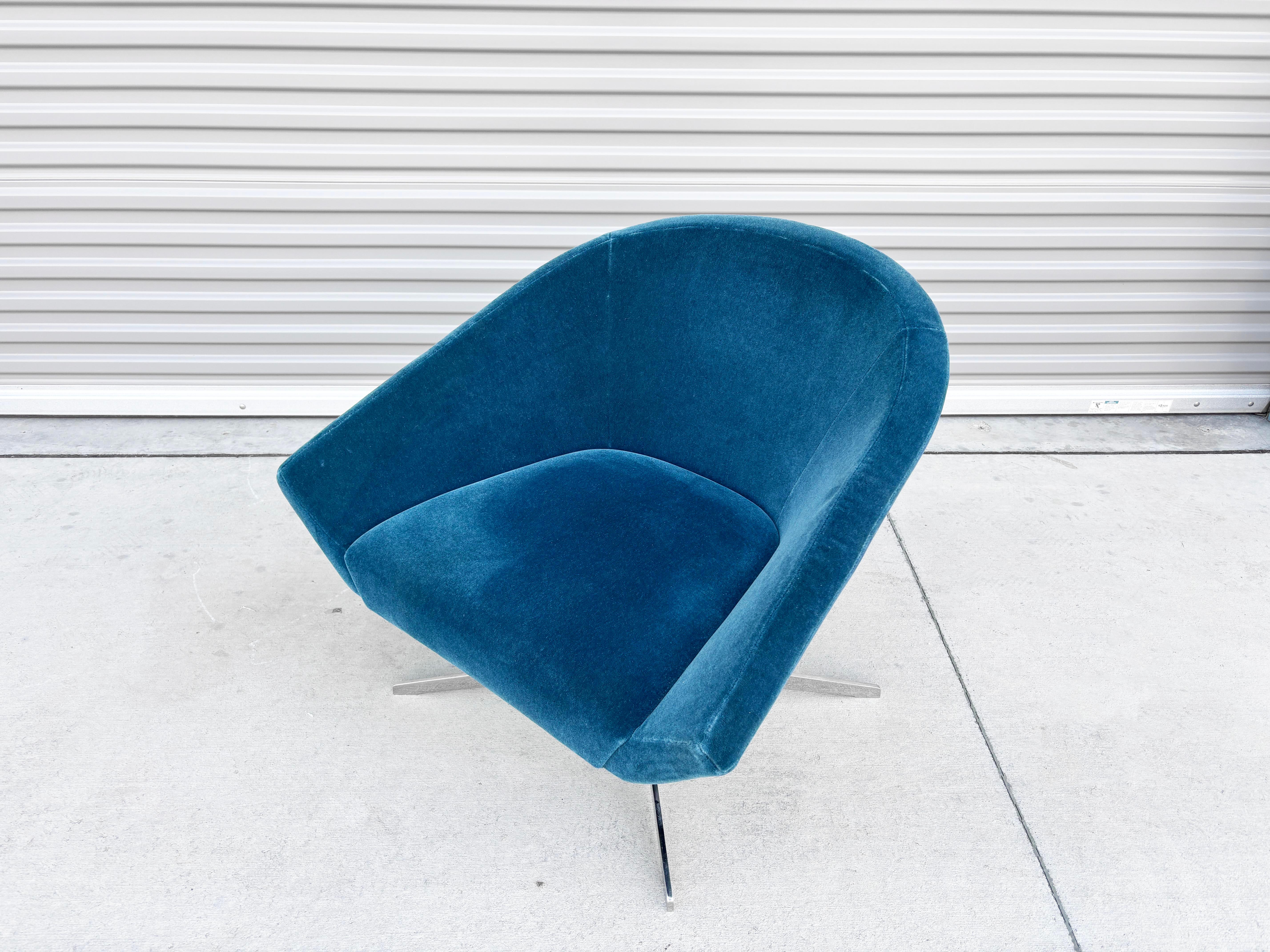 Mid-Century Modern 1990s Mid Century Chrome Swivel Chair by Bernhardt en vente