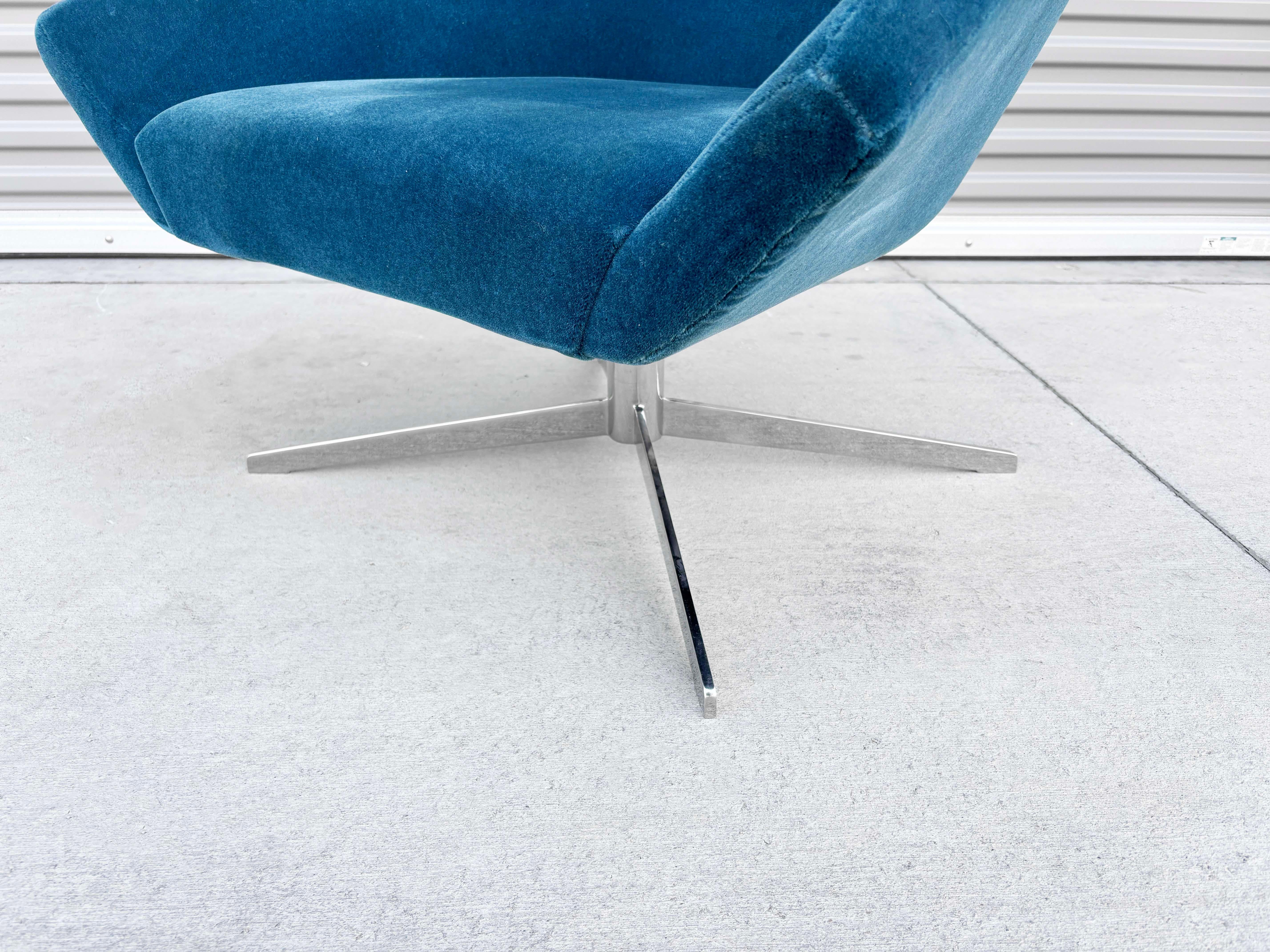 Américain 1990s Mid Century Chrome Swivel Chair by Bernhardt en vente