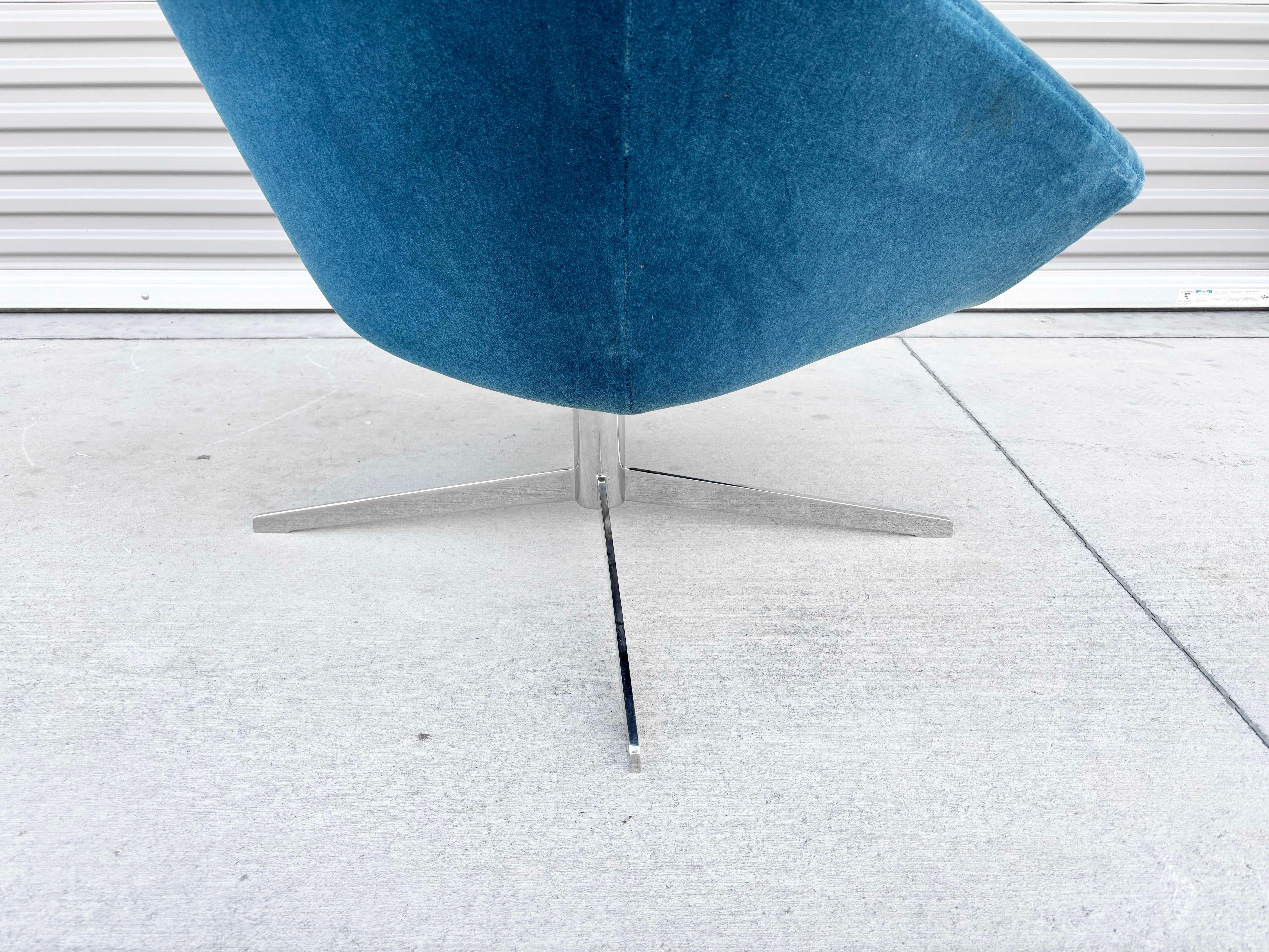 Mohair 1990s Mid Century Chrome Swivel Chair by Bernhardt en vente