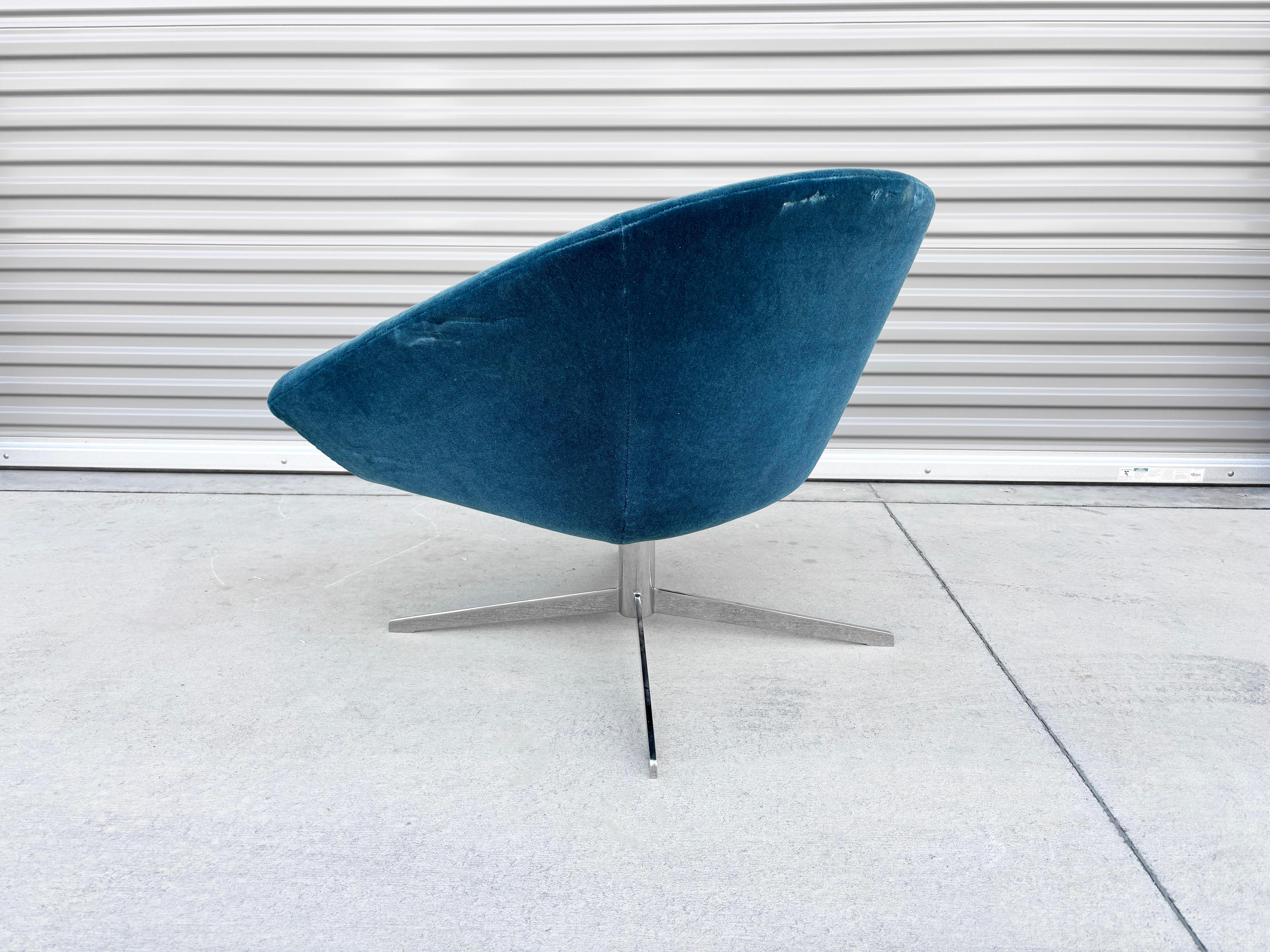 1990s Mid Century Chrome Swivel Chair by Bernhardt en vente 1