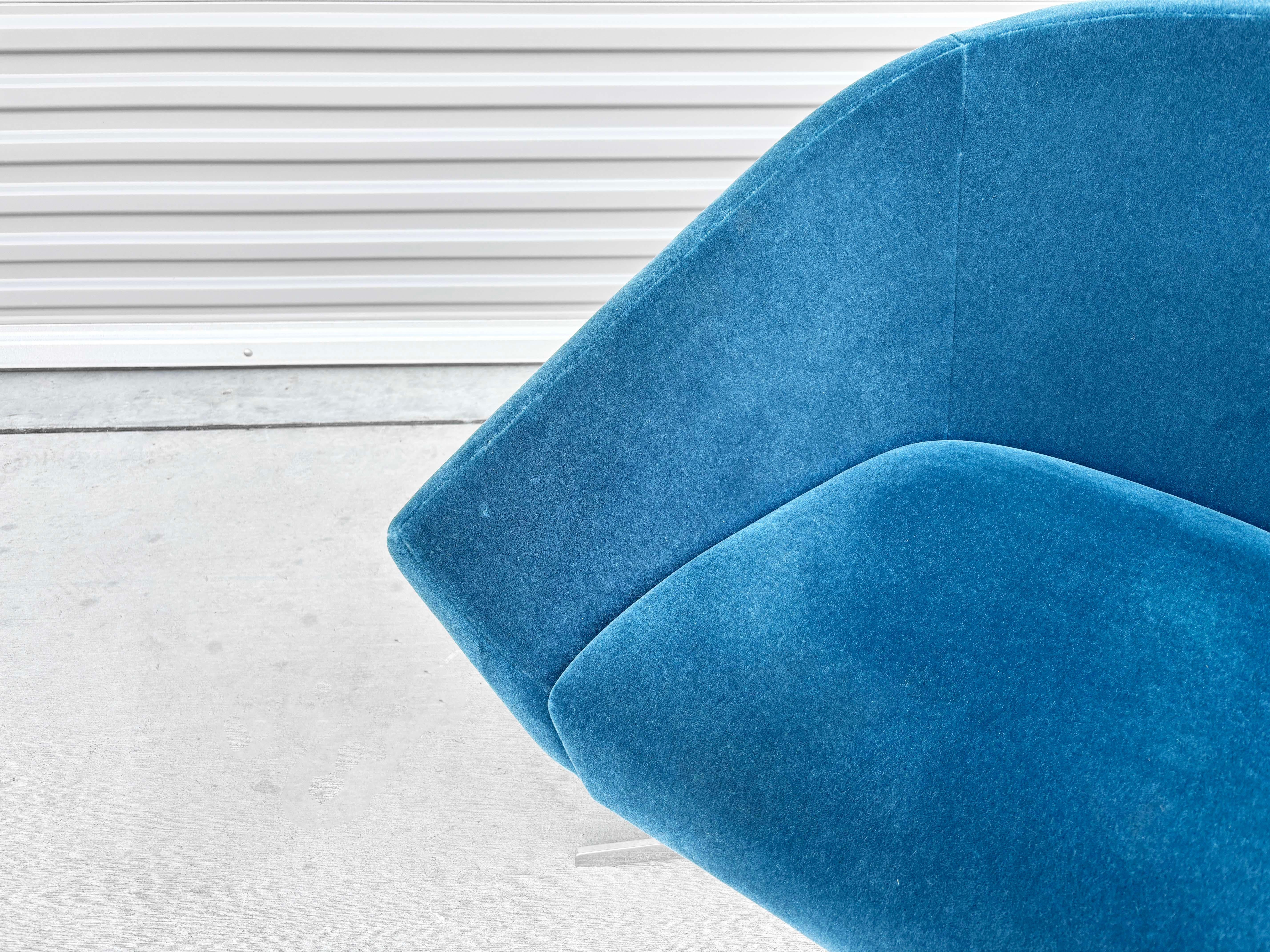 1990s Mid Century Chrome Swivel Chair by Bernhardt en vente 2