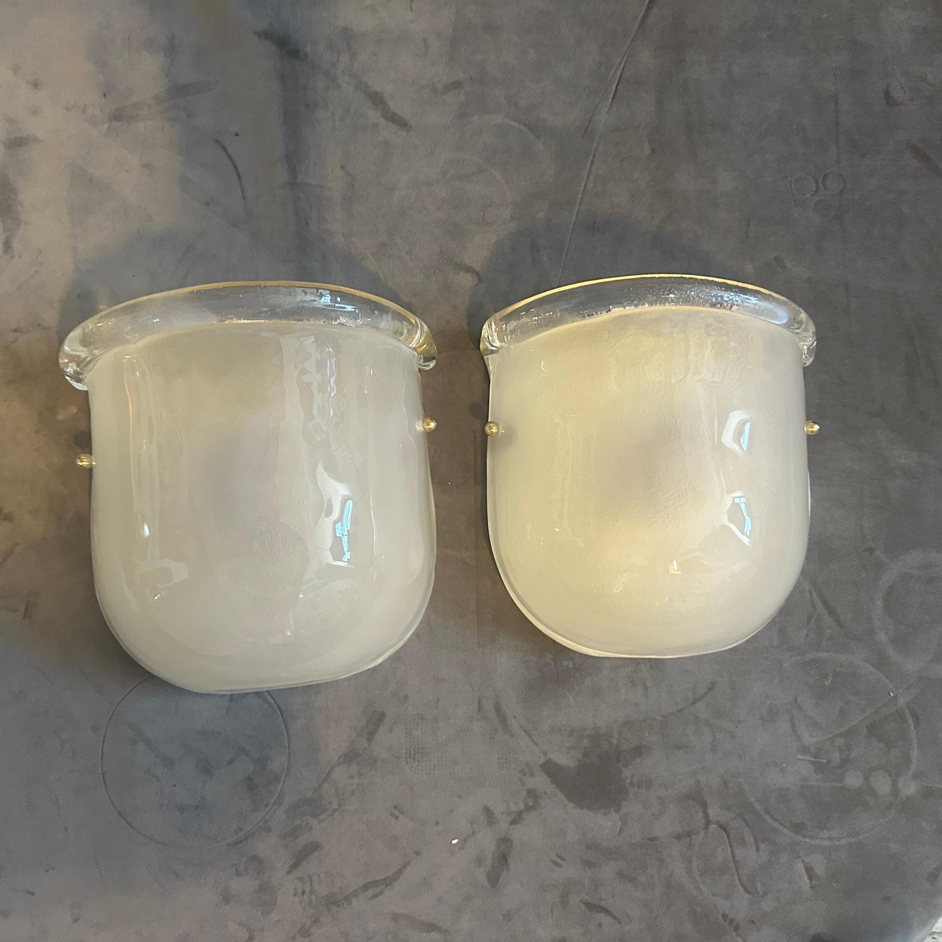 Dos apliques de pared de latón y cristal de murano diseñados y fabricados a mano en Italia en los años noventa a la manera de Barovier, piezas eléctricas totalmente restauradas, funcionan tanto a 110 como a 240 voltios y necesitan bombillas