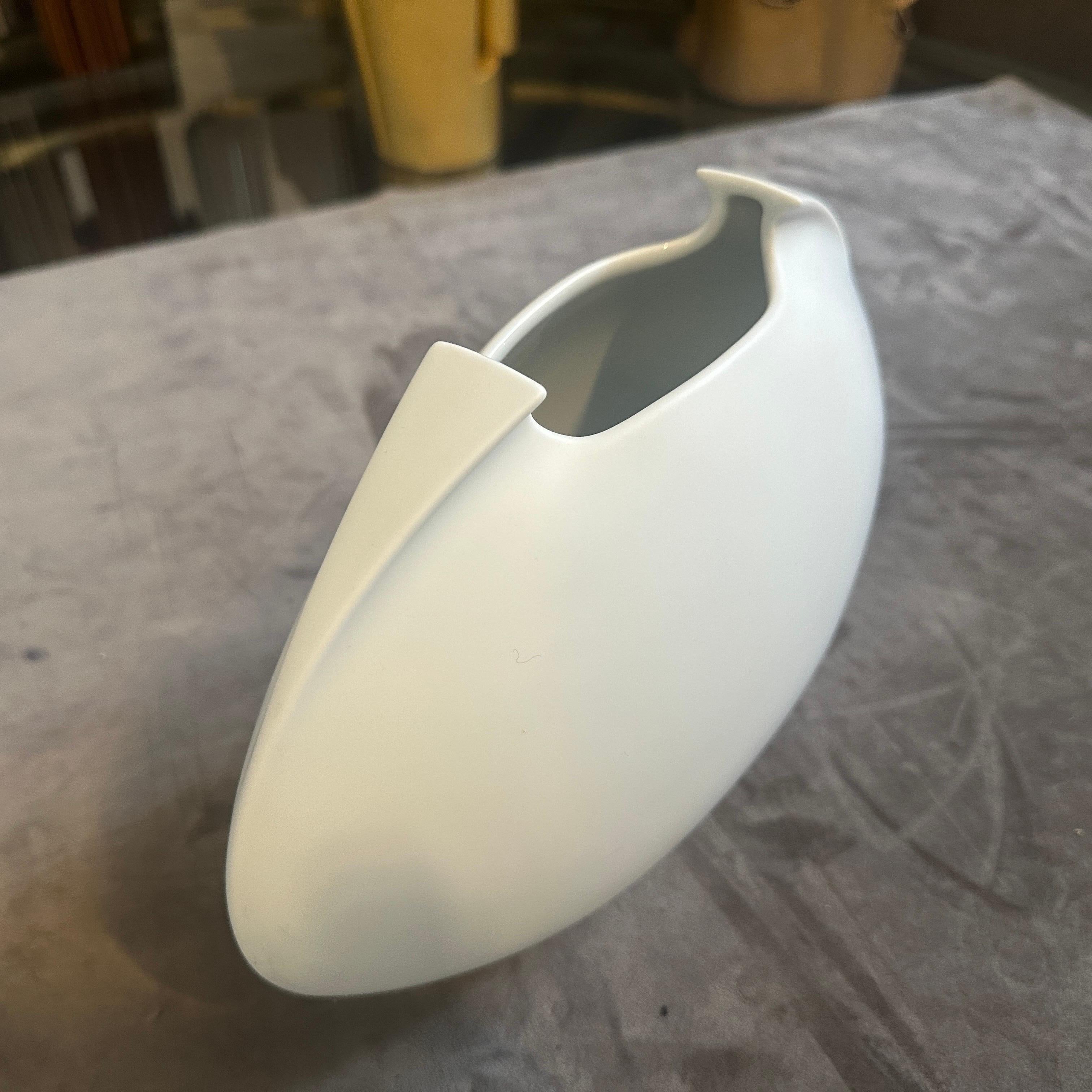 1990s Minimalist White Porcelain Tasca Vase by Lino Sabattini for Rosenthal In Excellent Condition For Sale In Aci Castello, IT