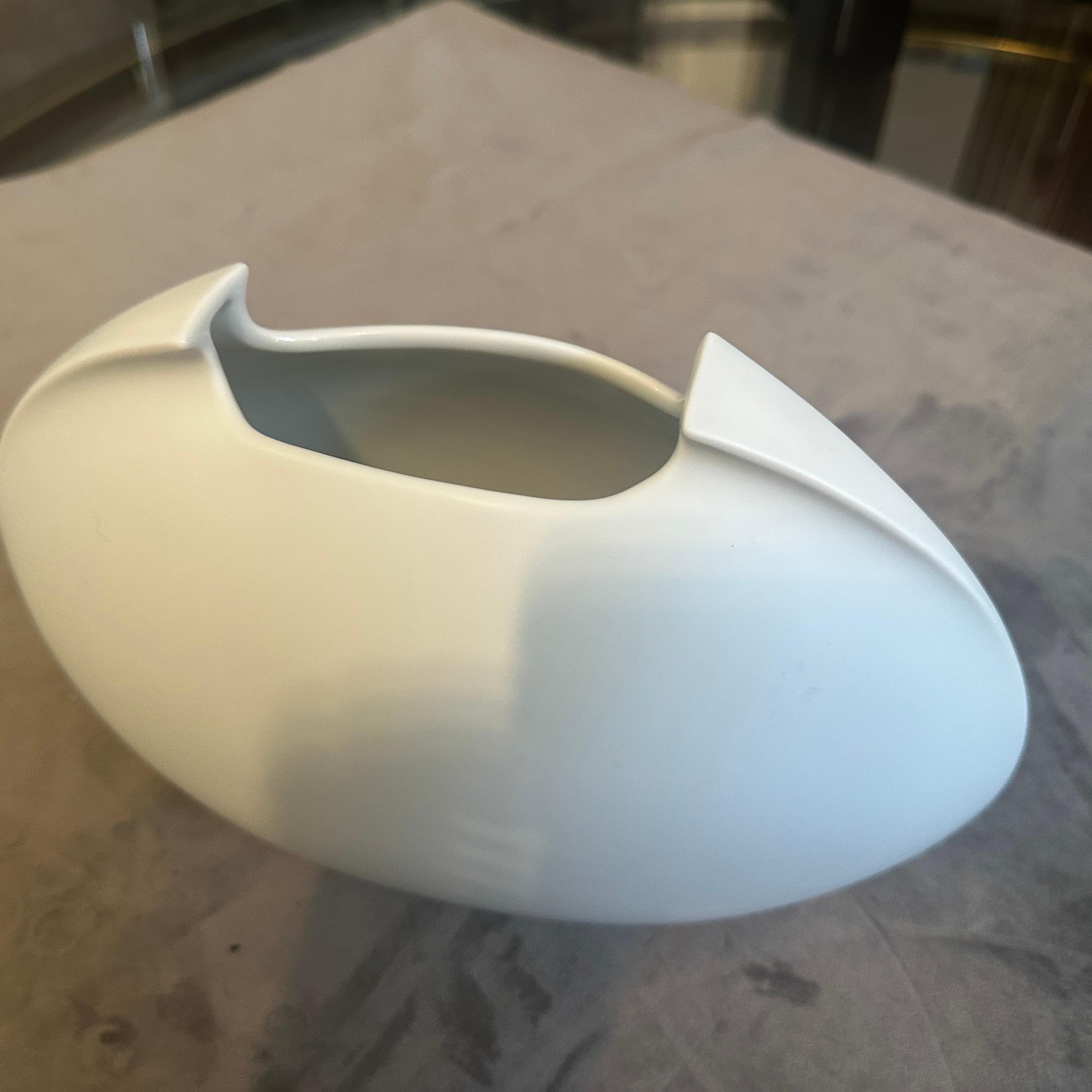 1990s Minimalist White Porcelain Tasca Vase by Lino Sabattini for Rosenthal For Sale 1
