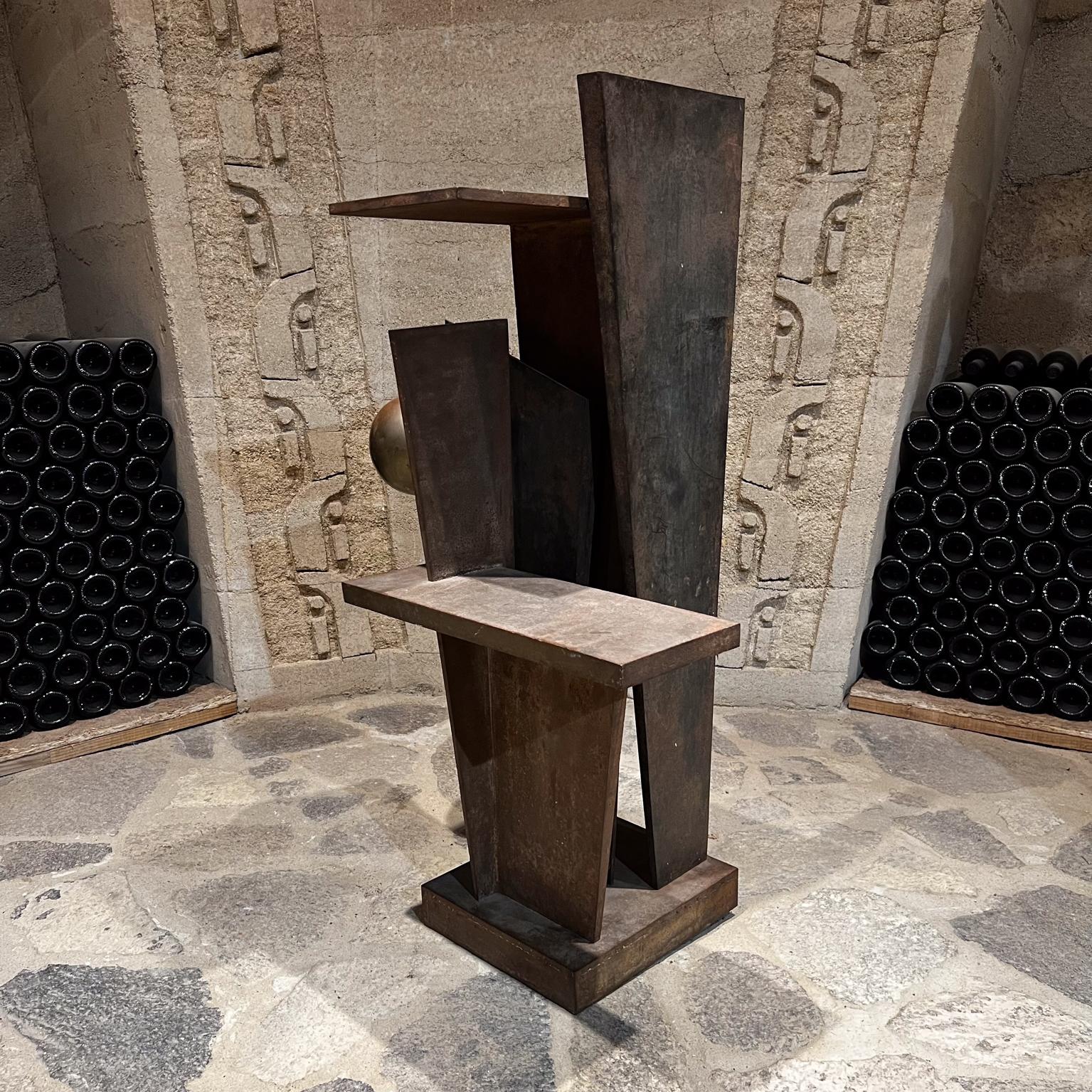 Art abstrait moderne des années 1990 Sculpture géométrique en fer et bronze en vente 1