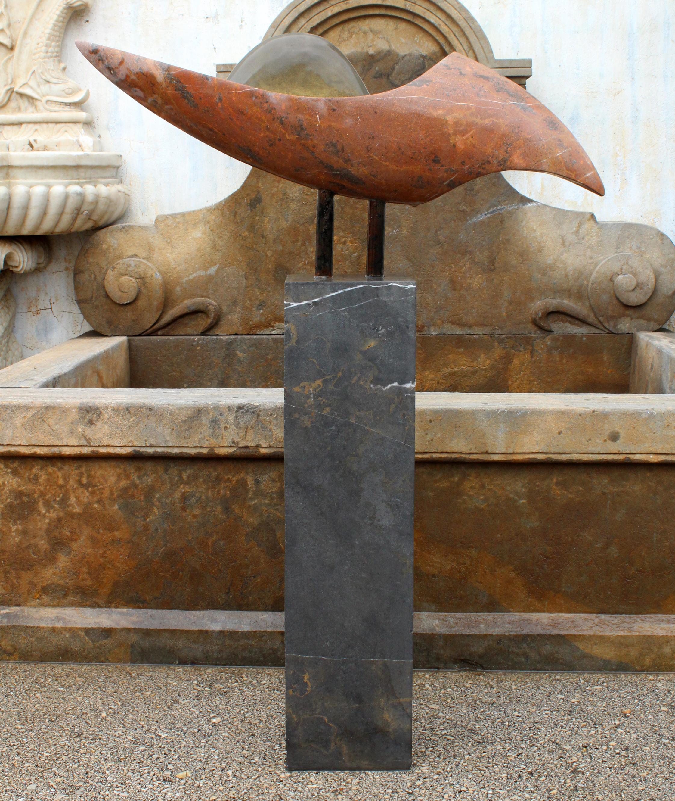 1990er Jahre moderne handgeschnitzte abstrakte Skulptur mit einem Halbmond aus Bronze, der auf einem geschwungenen Stück aus rotem Marmor eingelegt ist und auf einem schwarzen rechteckigen Sockel aus italienischem Nero Portoro steht.



  