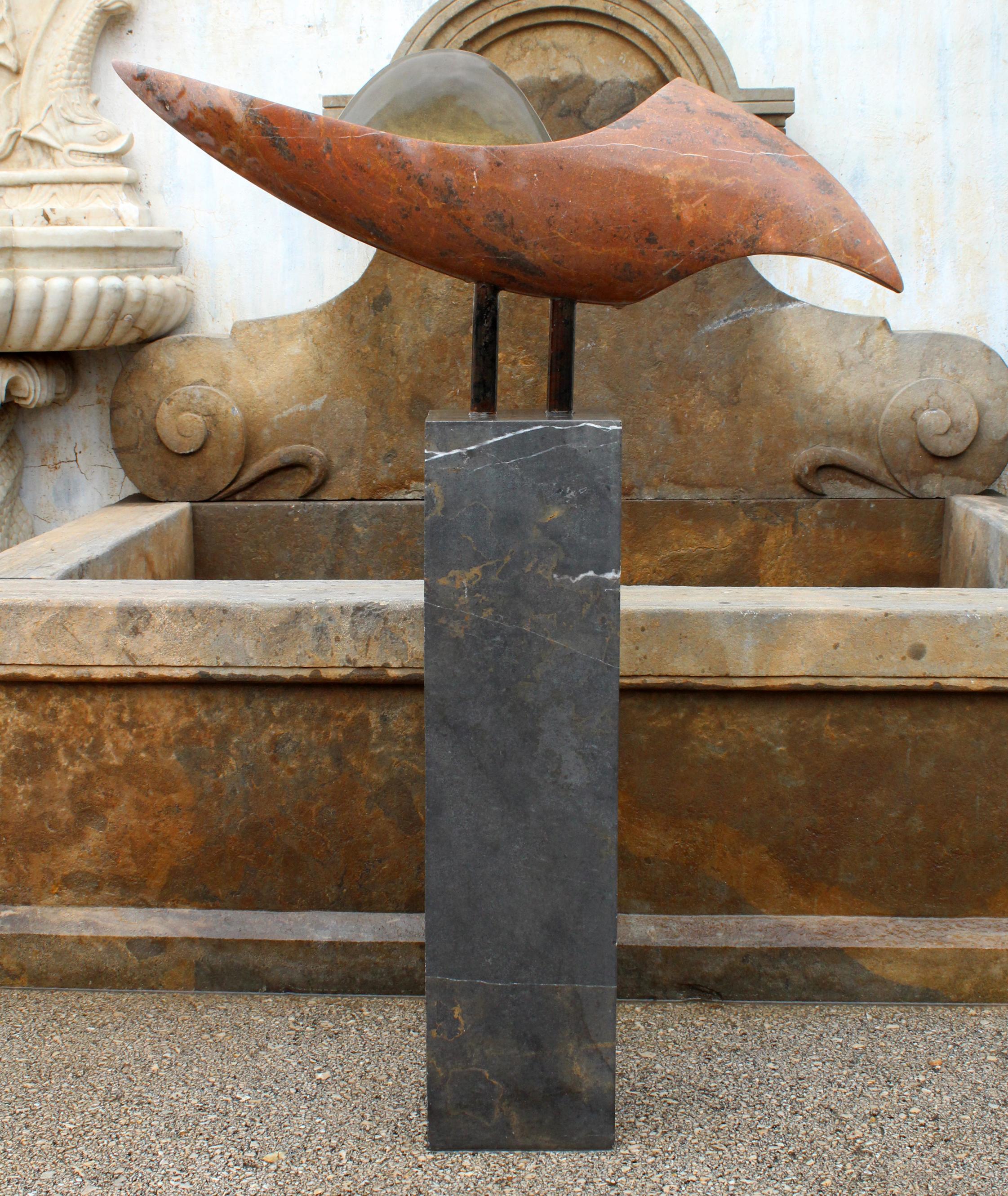Scultura astratta moderna degli anni '90 scolpita a mano che utilizza un pezzo di mezzaluna in bronzo intarsiato su un pezzo di marmo rosso curvo e che poggia su una base rettangolare in Nero Portoro italiano.



