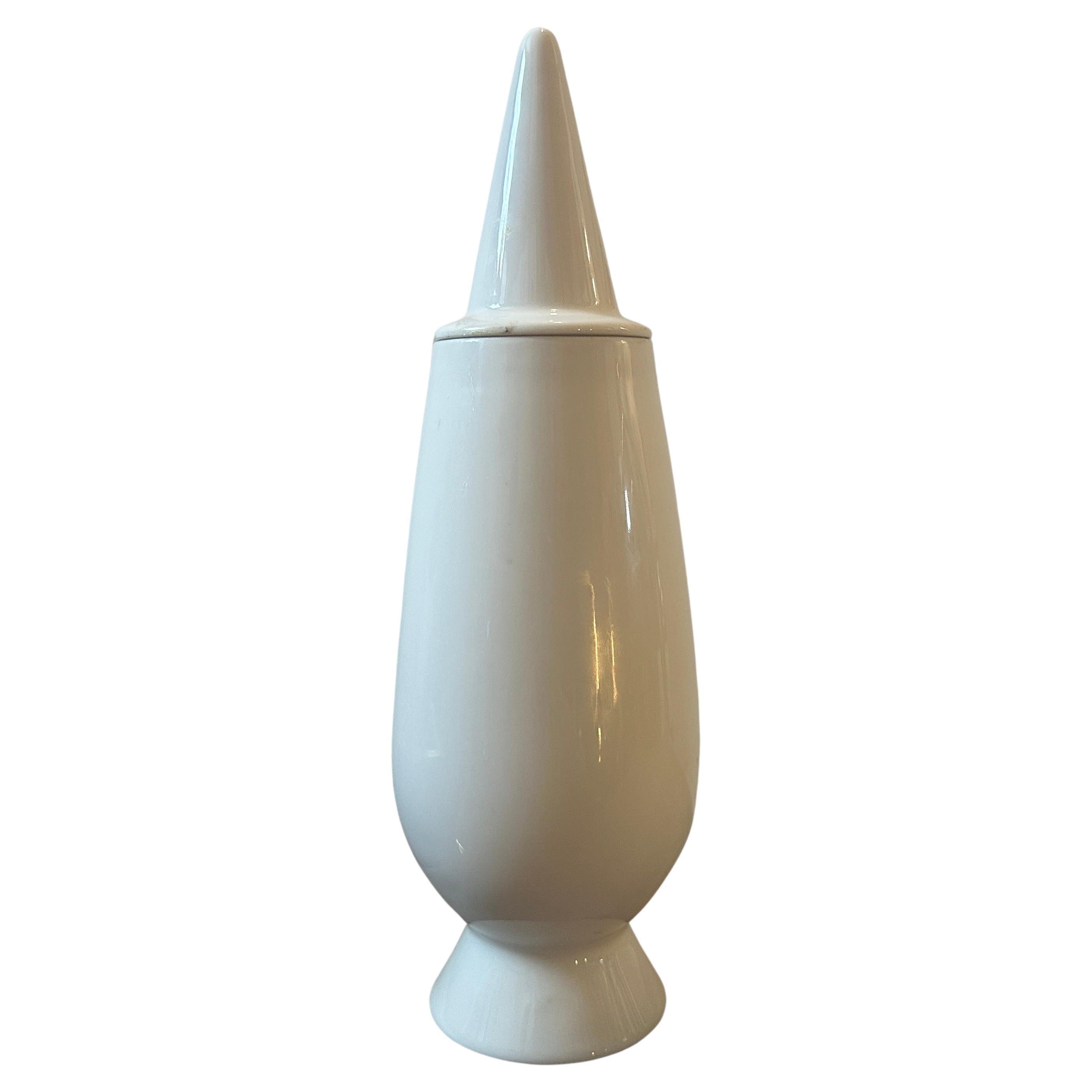 Un vase en porcelaine blanche avec couvercle conçu dans les années 90 par Alessandro Mendini pour Alessi Tendentse, le vase est en bon état dans l'ensemble et marqué sur le fond. Alessi est une société de design italienne bien connue qui produit