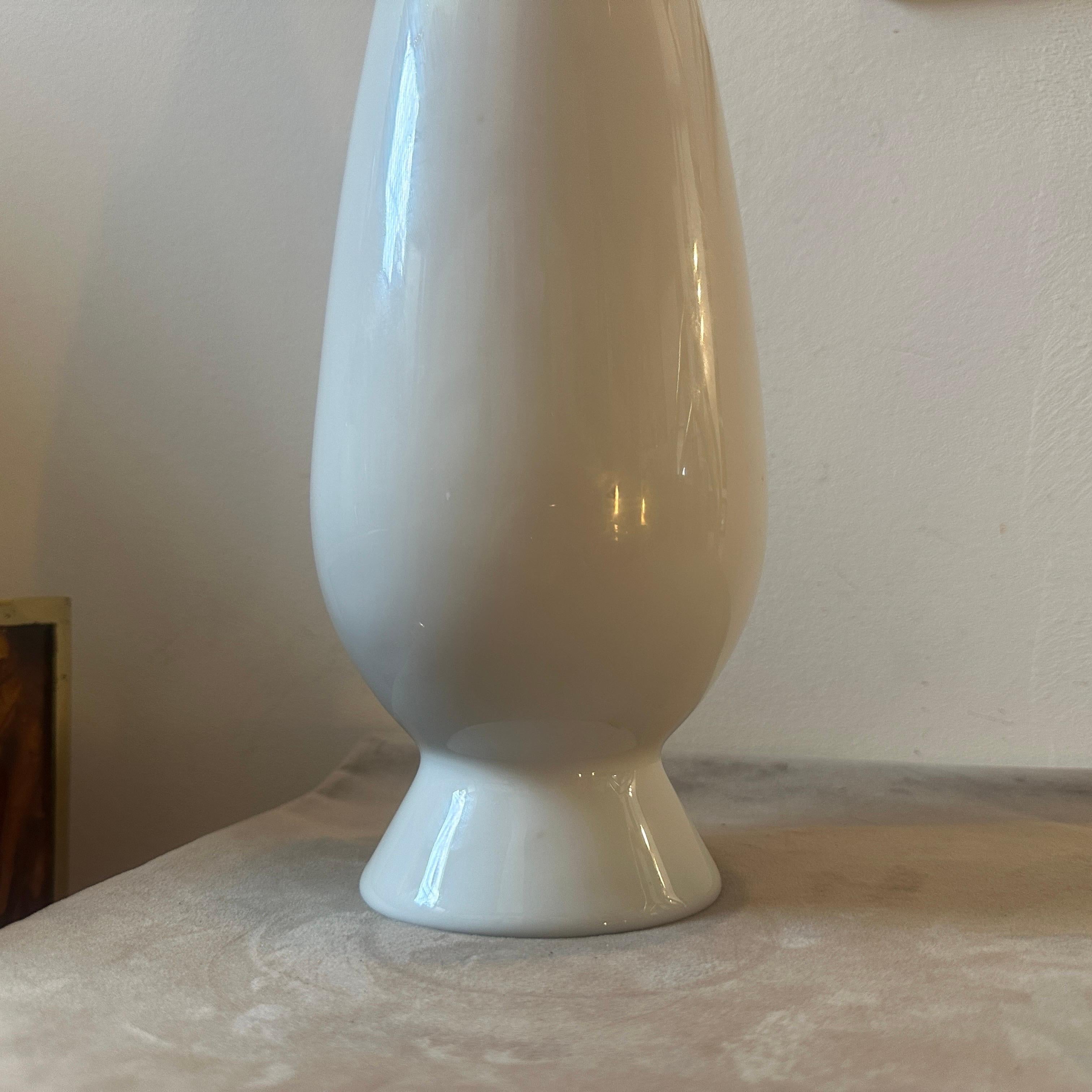 Allemand Vase moderne Alessi Tendentse en porcelaine blanche des années 1990 par Alessandro Mendini