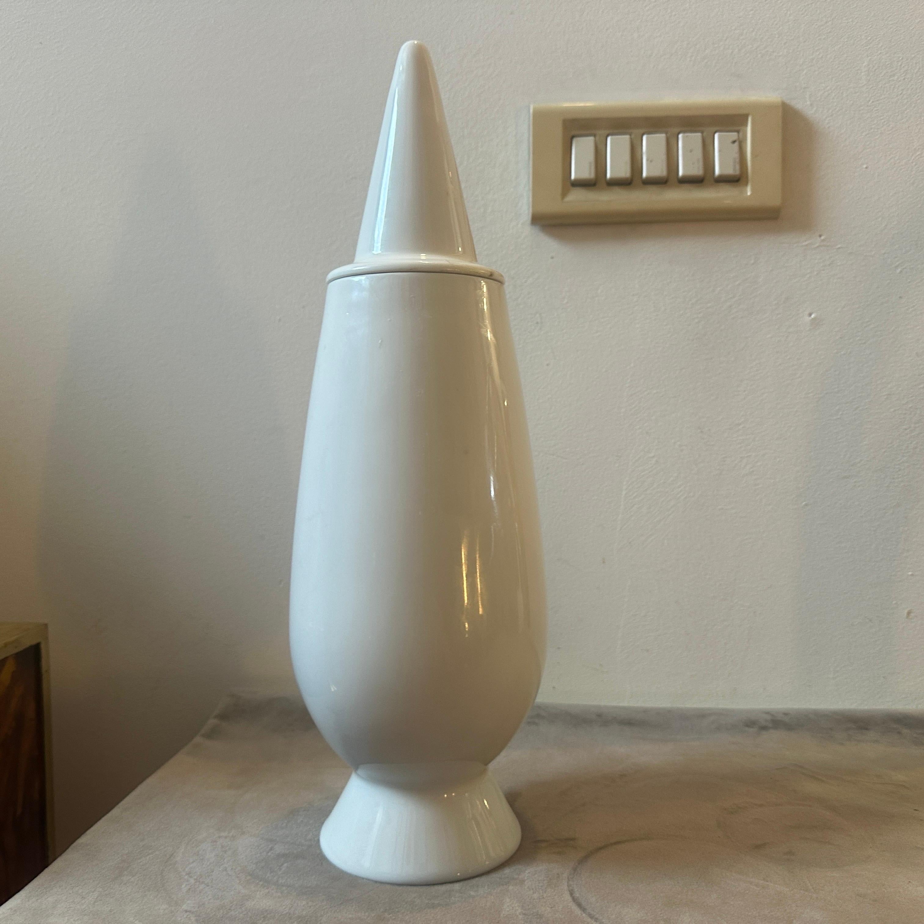 Vase moderne Alessi Tendentse en porcelaine blanche des années 1990 par Alessandro Mendini Bon état à Aci Castello, IT